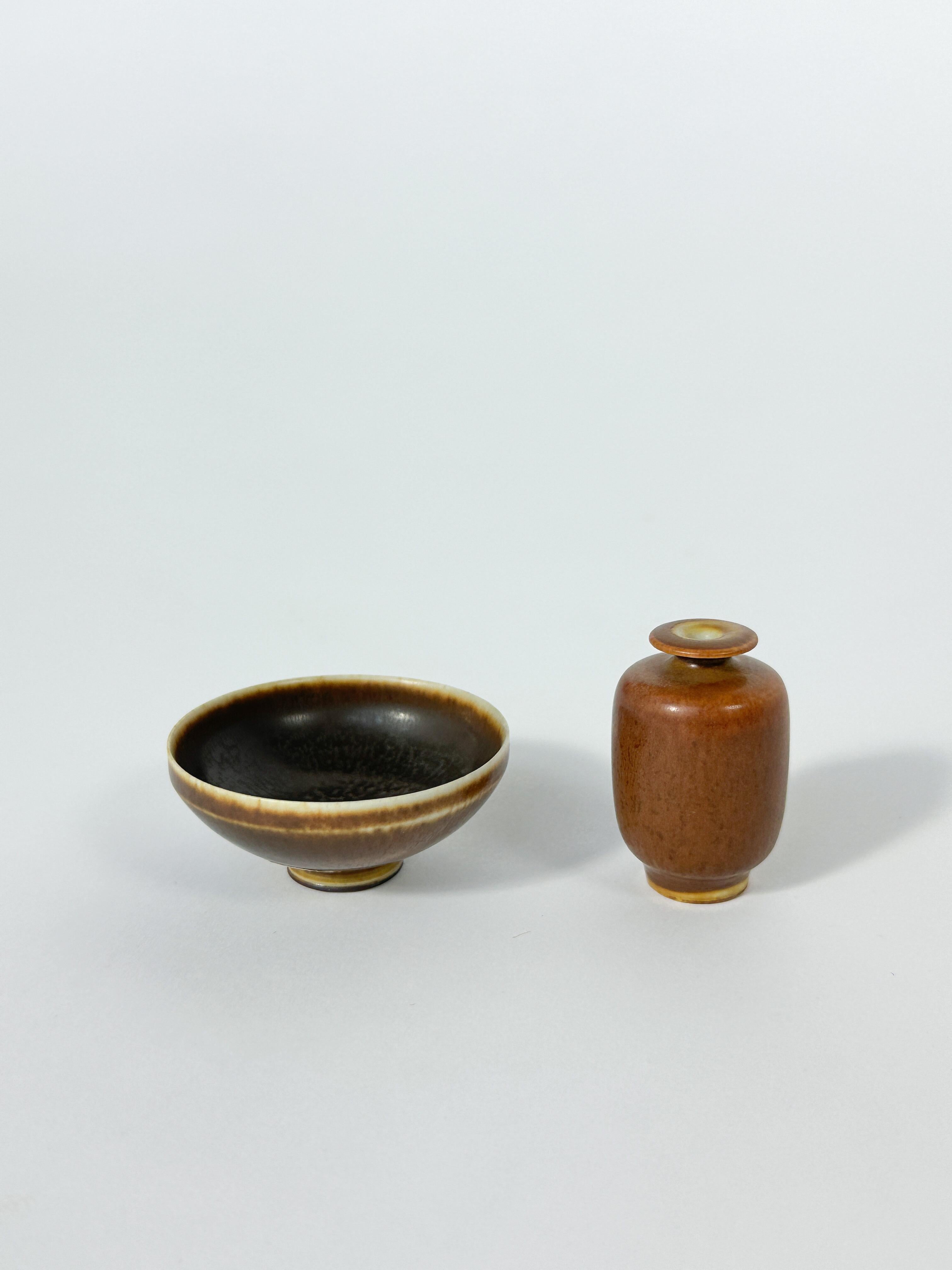 Scandinavo moderno Coppia di ceramiche in miniatura in gres di Berndt Friberg, smaltate con pelliccia di lepre, Gustavsberg in vendita