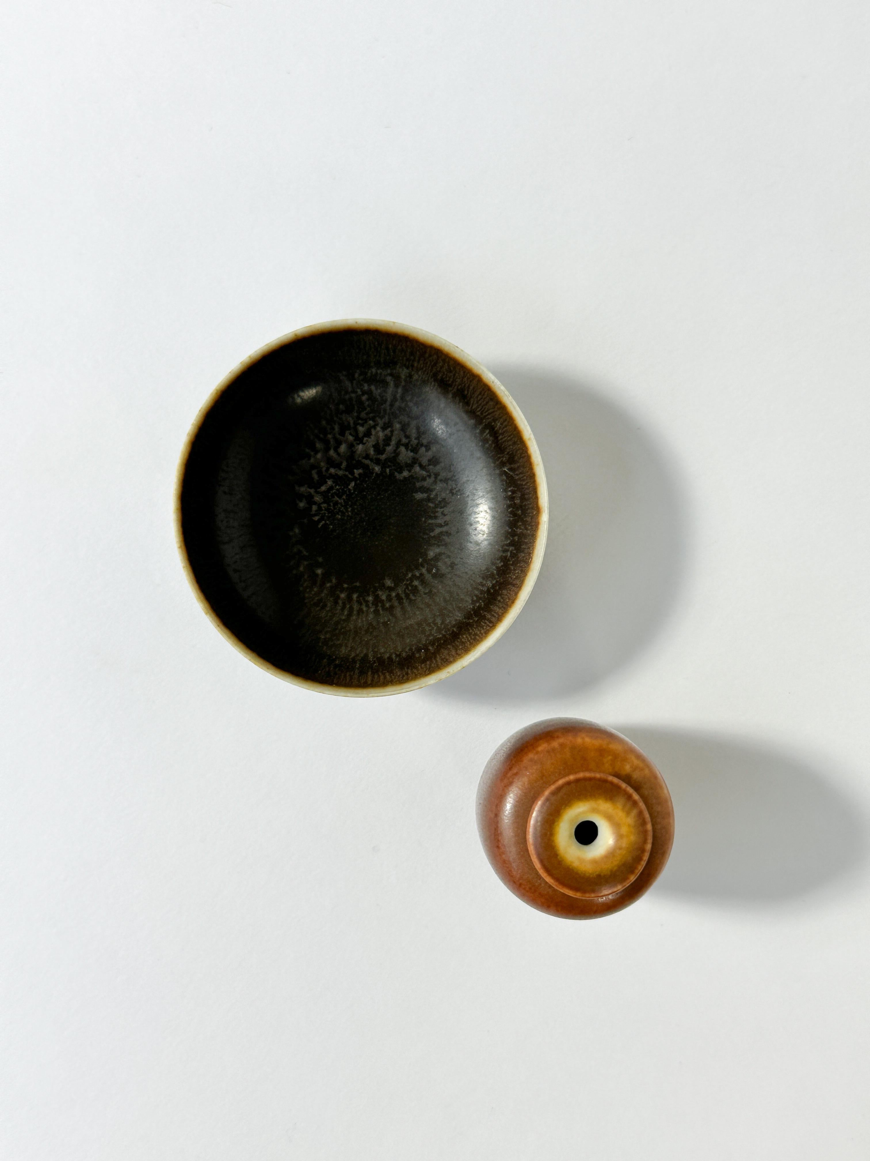 Fatto a mano Coppia di ceramiche in miniatura in gres di Berndt Friberg, smaltate con pelliccia di lepre, Gustavsberg in vendita