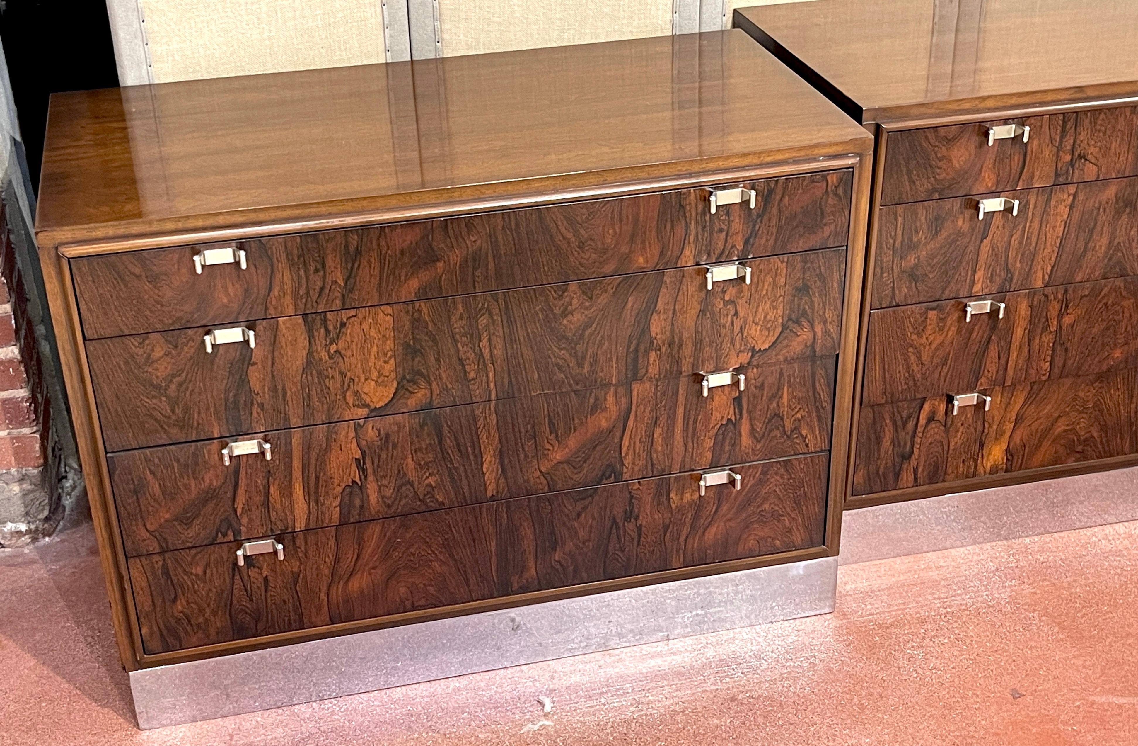 Mid-Century moderno Coppia di comò/comodini Bernhardt Flair in legno di noce e cromo in vendita