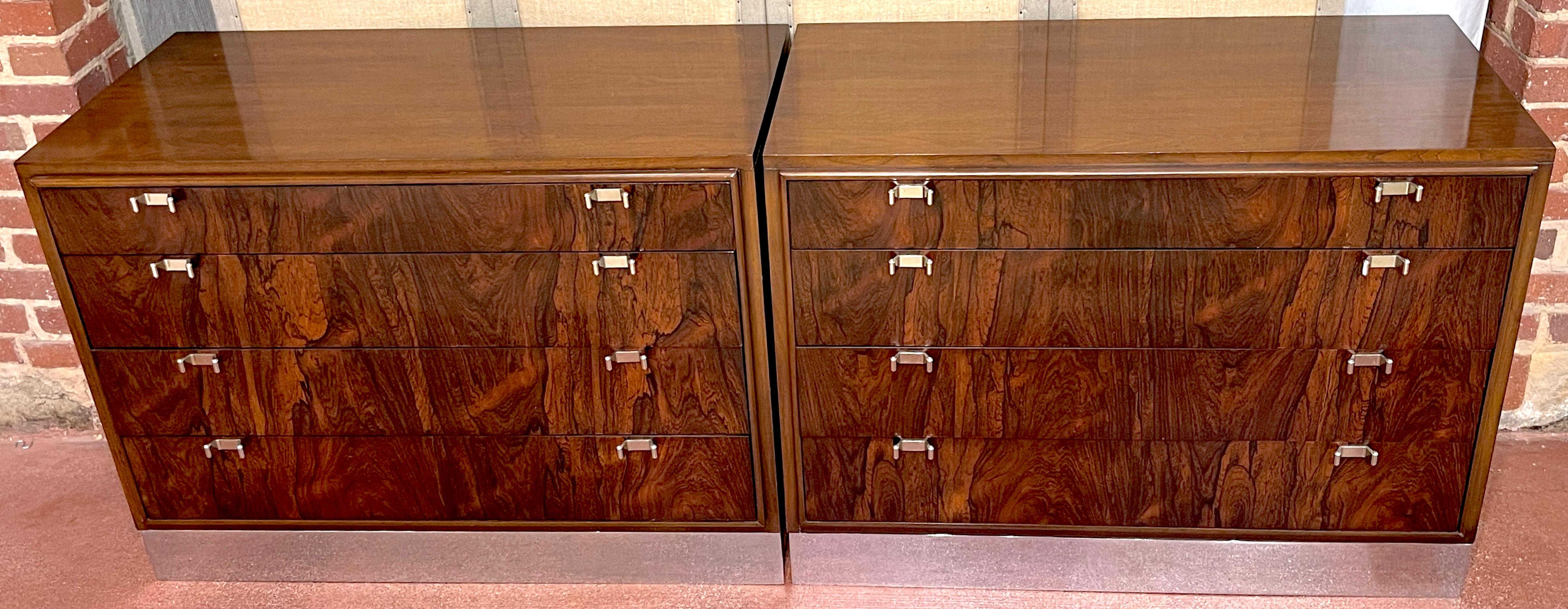 Americano Coppia di comò/comodini Bernhardt Flair in legno di noce e cromo in vendita