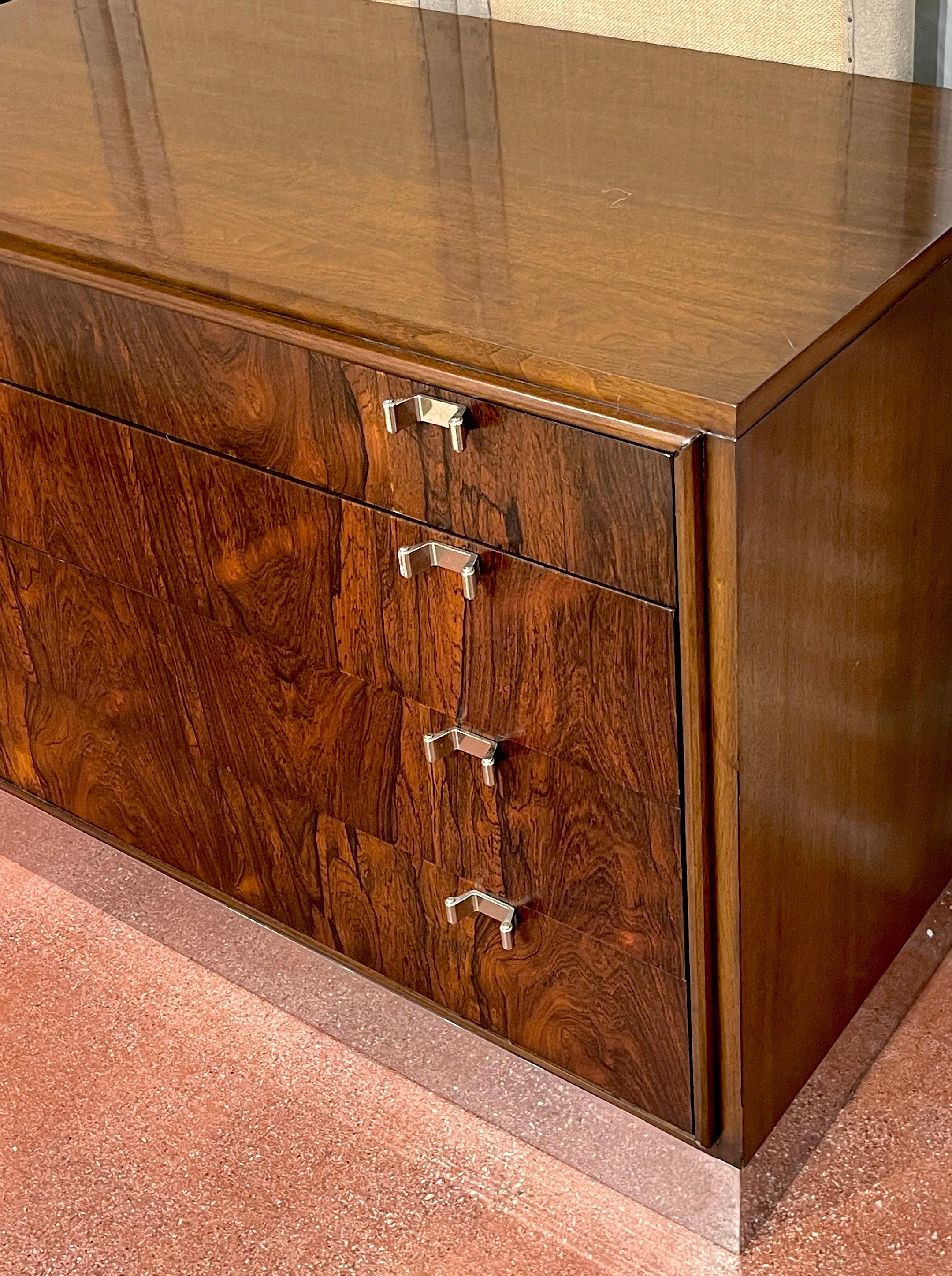 Lucidato Coppia di comò/comodini Bernhardt Flair in legno di noce e cromo in vendita