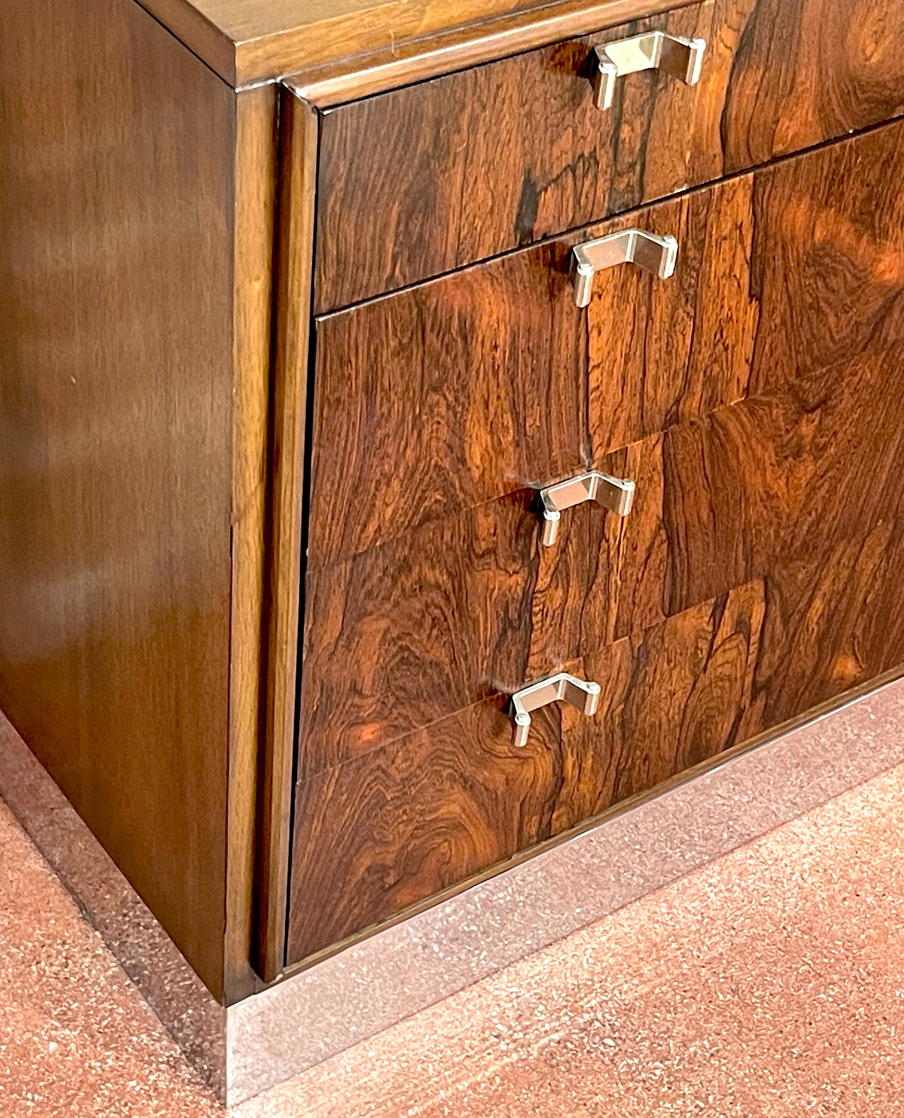 Coppia di comò/comodini Bernhardt Flair in legno di noce e cromo In condizioni buone in vendita a West Palm Beach, FL
