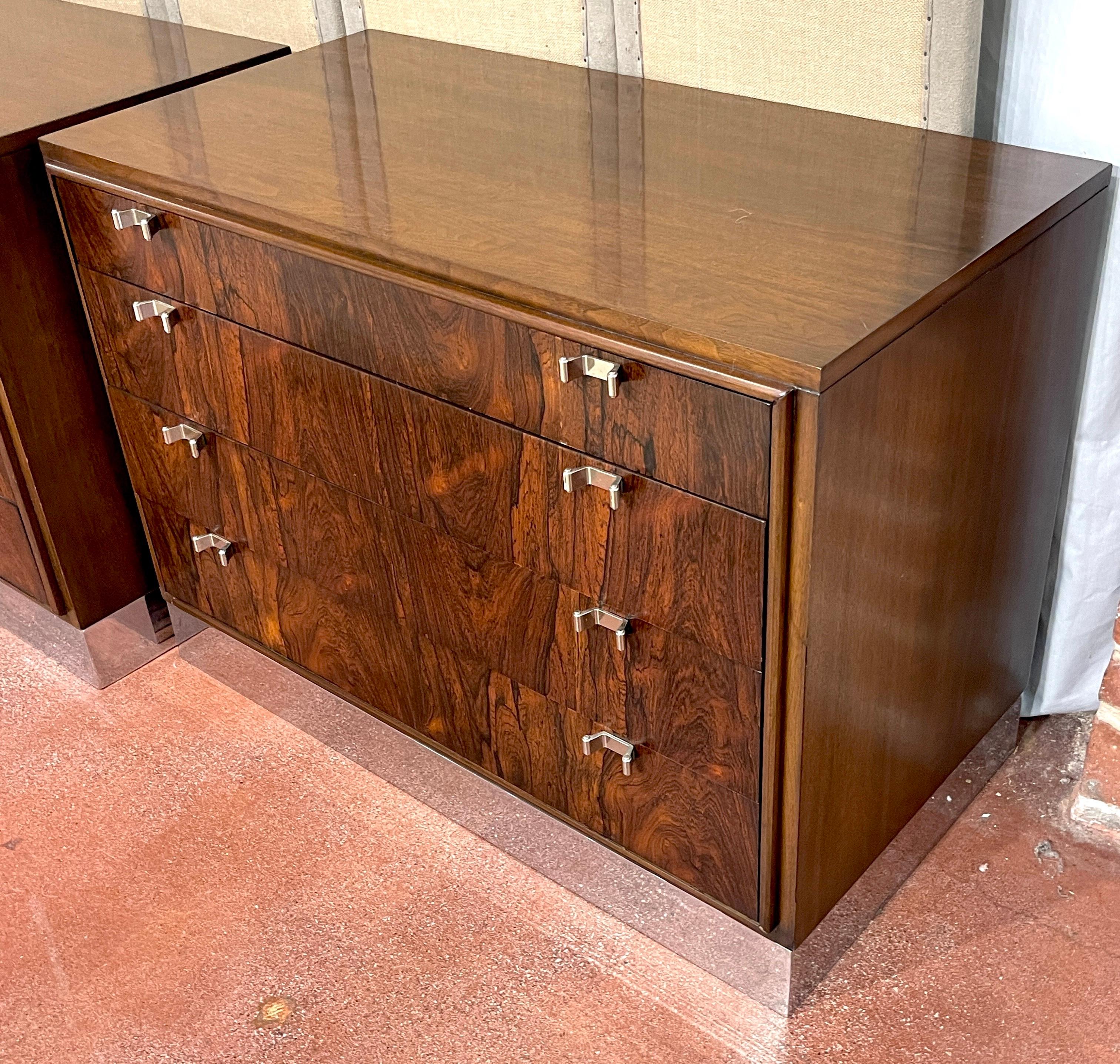 XX secolo Coppia di comò/comodini Bernhardt Flair in legno di noce e cromo in vendita