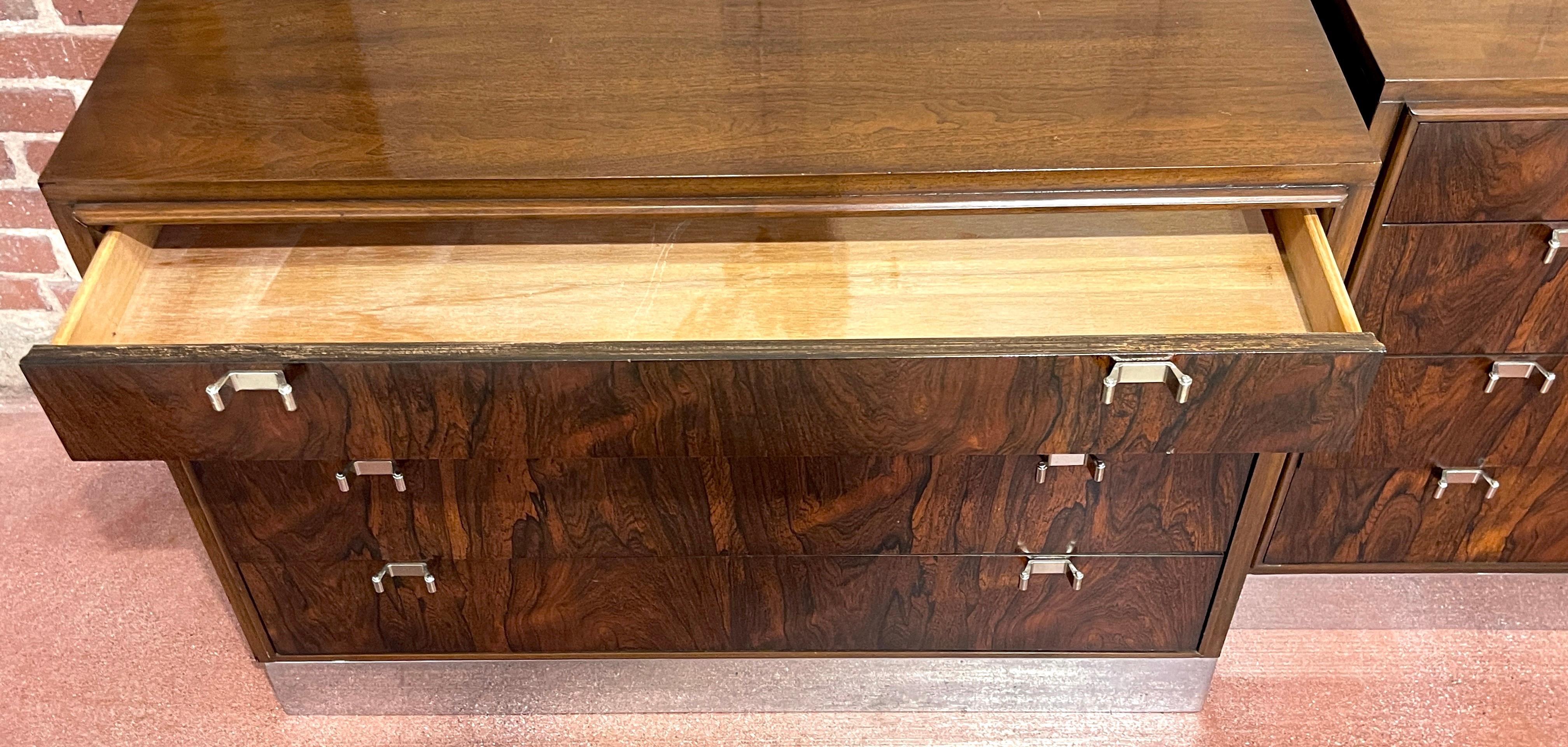 Cromo Coppia di comò/comodini Bernhardt Flair in legno di noce e cromo in vendita