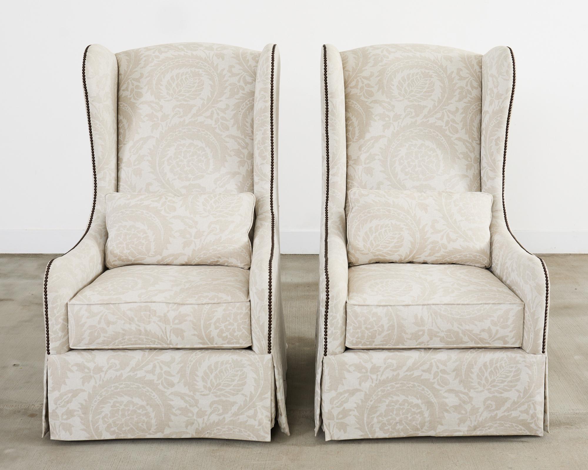 Moderne Paire de chaises Bernhardt à dossier haut tapissé en vente