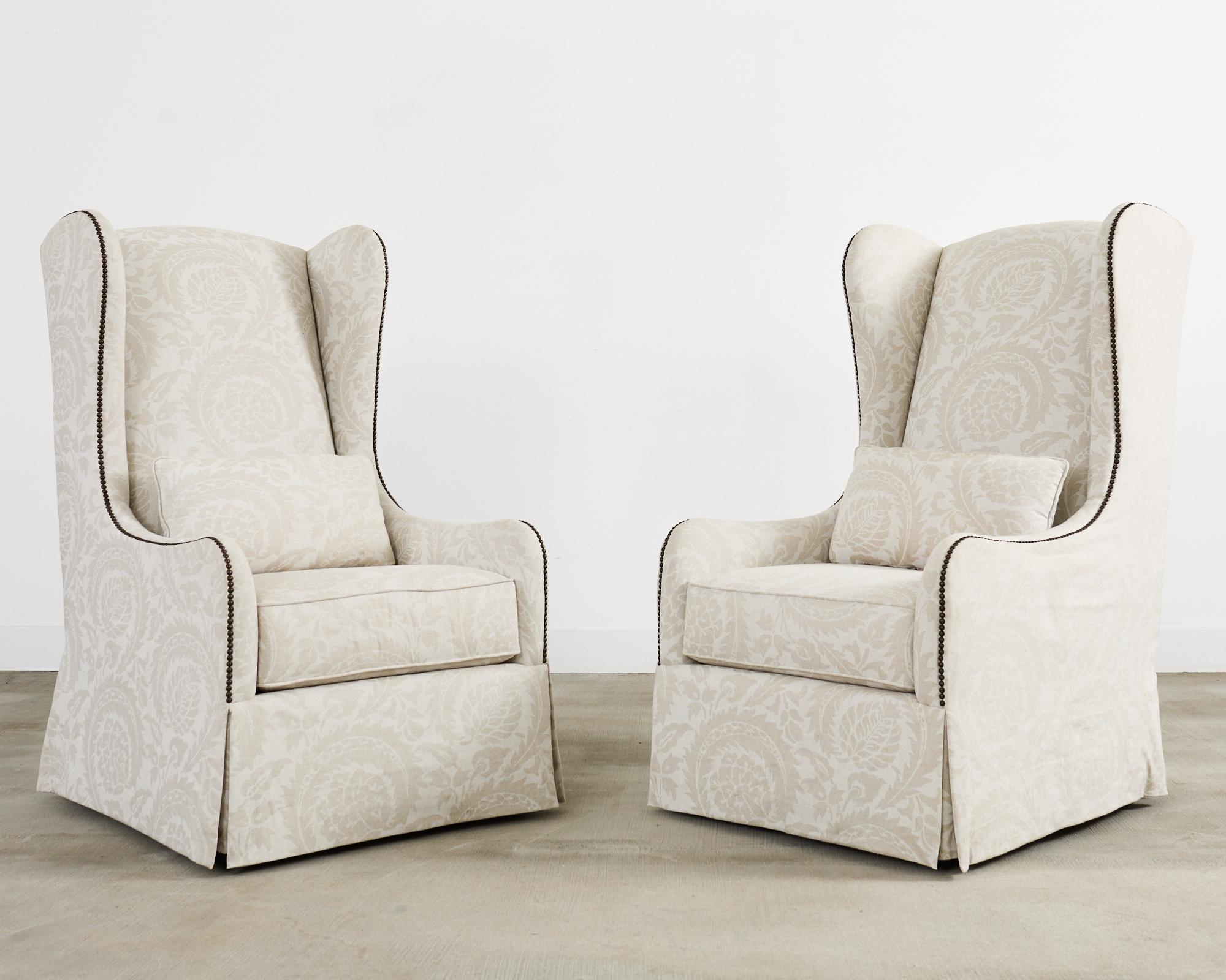 Américain Paire de chaises Bernhardt à dossier haut tapissé en vente