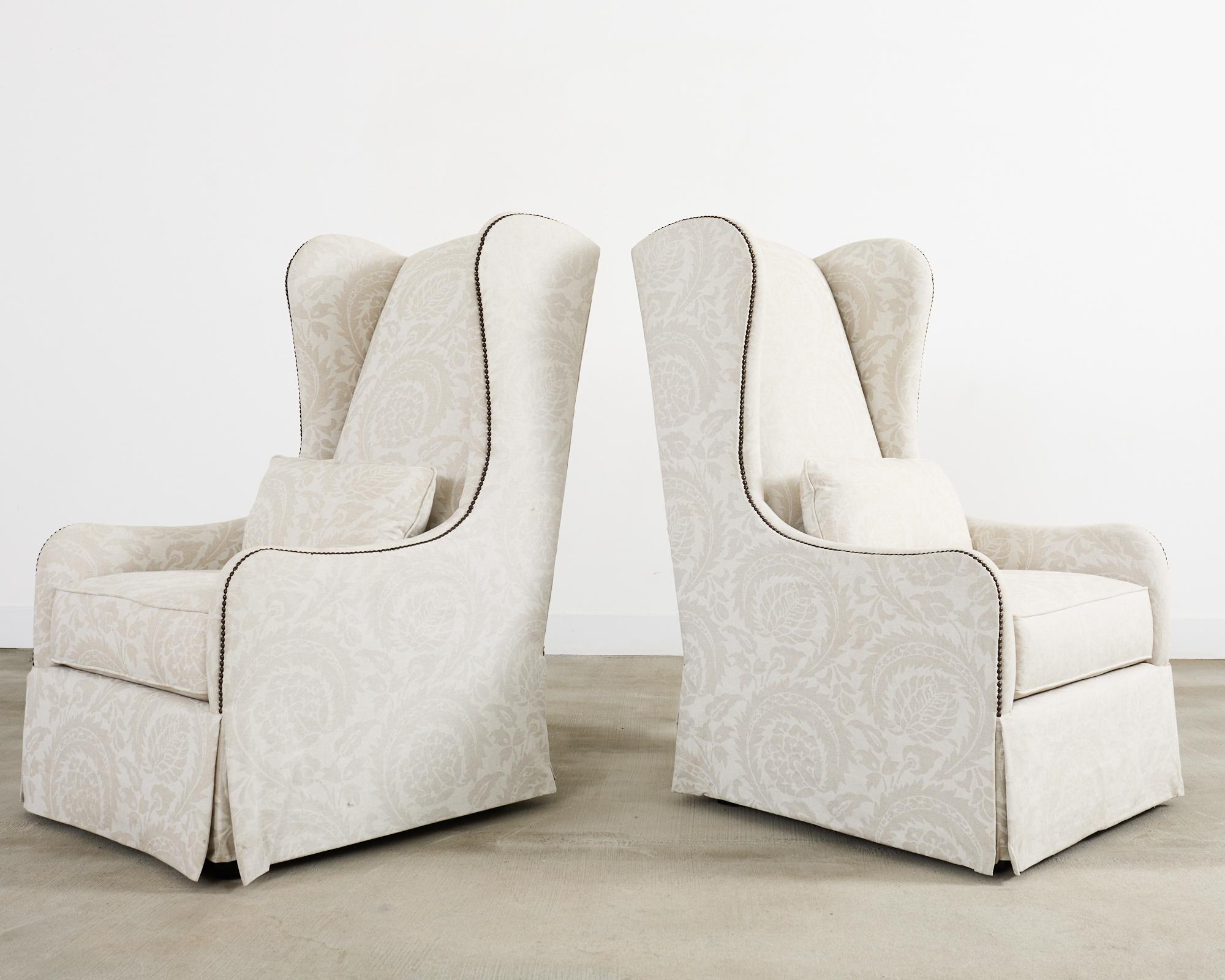 Fait main Paire de chaises Bernhardt à dossier haut tapissé en vente