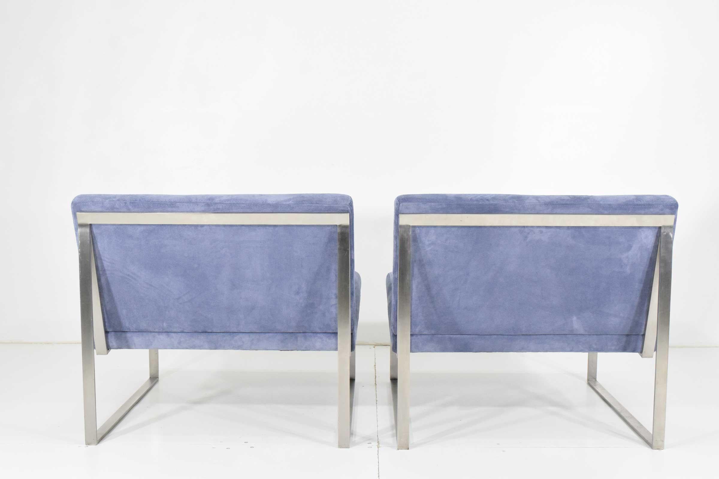 Wir haben diesen hochwertigen Stühlen einen neuen Look mit Holly Hunt Preußischblauem Wildleder gegeben. Das Gestell des Stuhls ist vernickelt. Die geraden:: klaren Linien:: die hochwertige Konstruktion und das schöne Wildleder machen diese Stühle