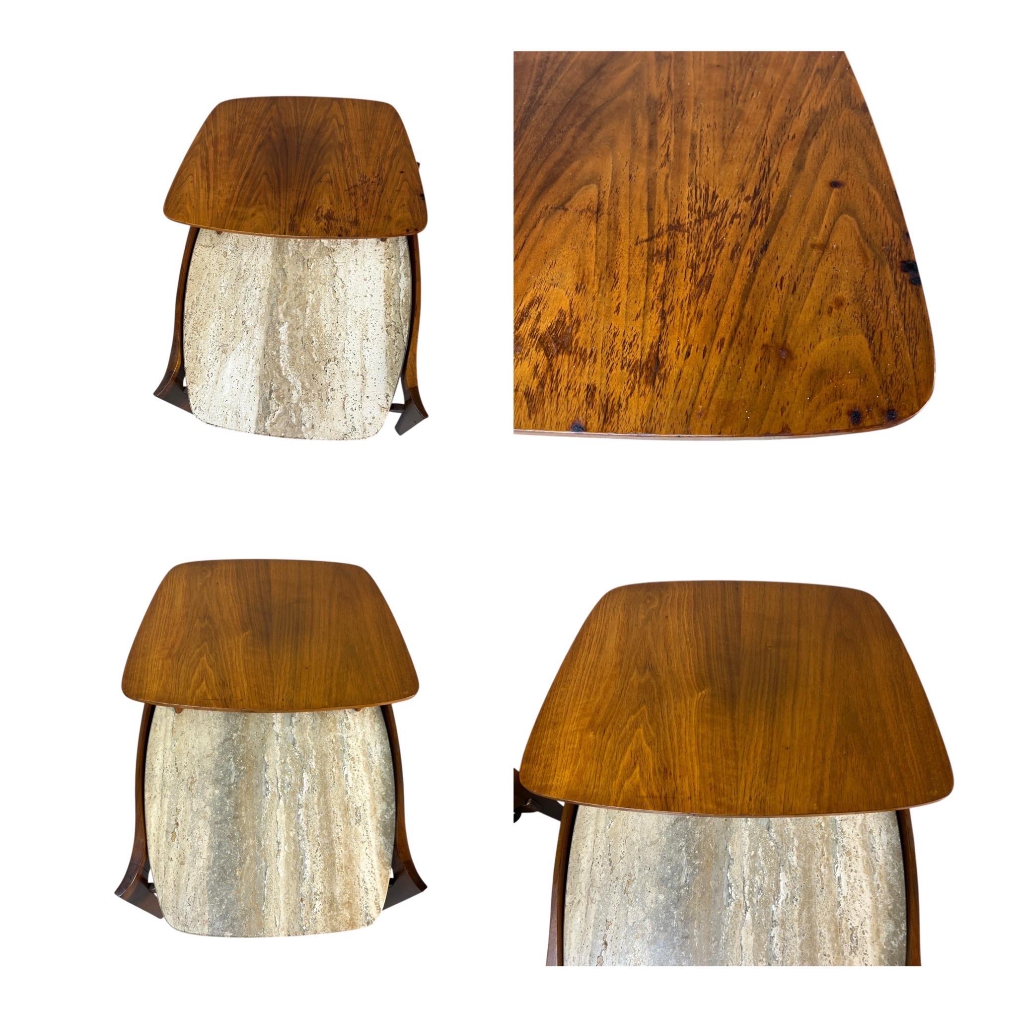 Pareja de mesas auxiliares escultóricas Bertha Schaefer con tapa de nogal y travertino en venta 2