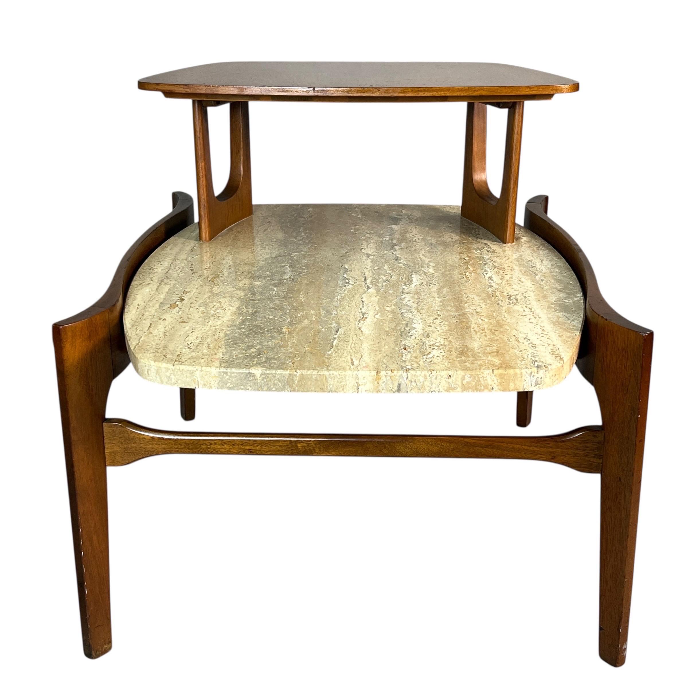 Se vende un exquisito y raro conjunto de mesas auxiliares diseñadas por Bertha Schaefer. Cada mesa tiene un tablero de travertino extraíble y un armazón de madera de nogal, que hace gala de una artesanía excepcional.