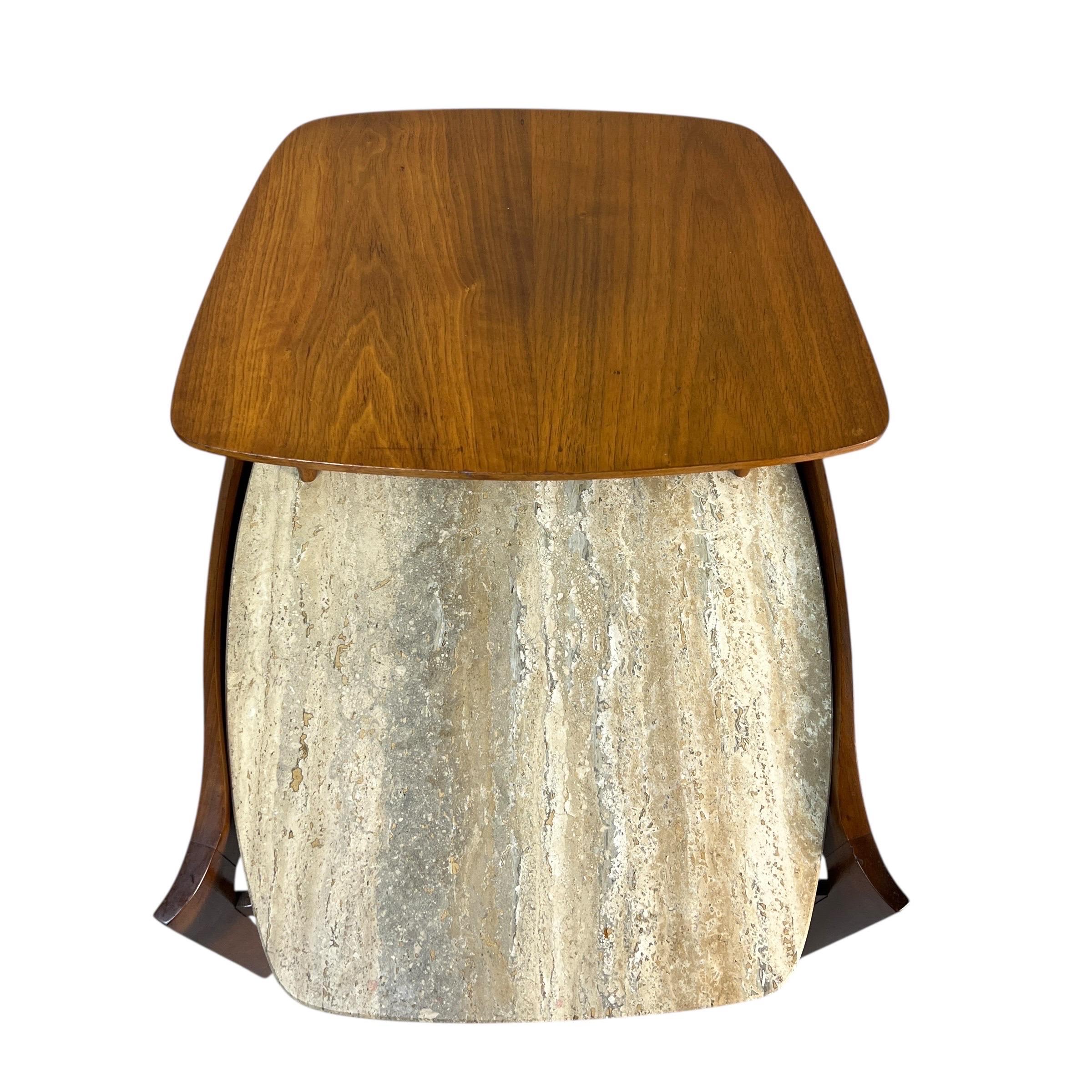 Pareja de mesas auxiliares escultóricas Bertha Schaefer con tapa de nogal y travertino Moderno de mediados de siglo en venta