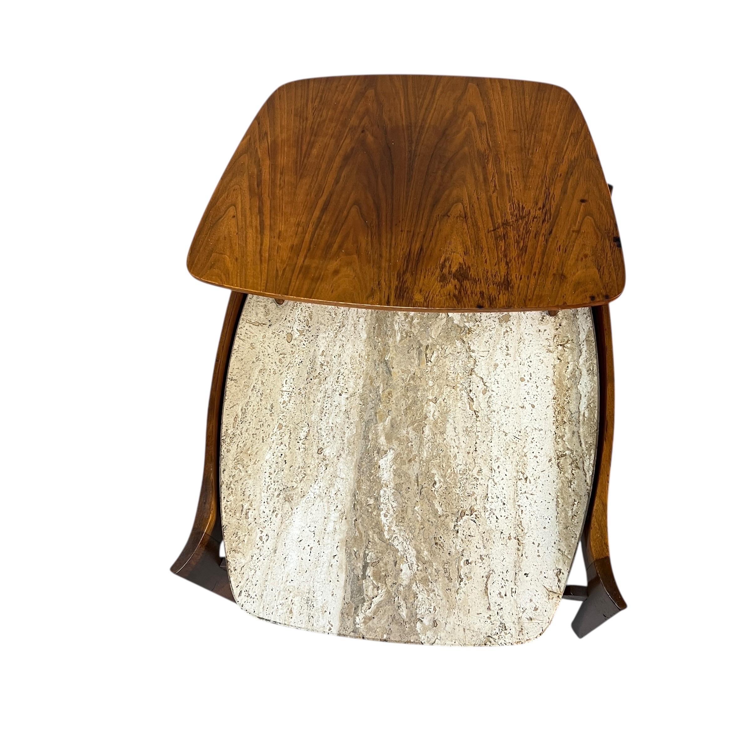 Pareja de mesas auxiliares escultóricas Bertha Schaefer con tapa de nogal y travertino Desconocido en venta