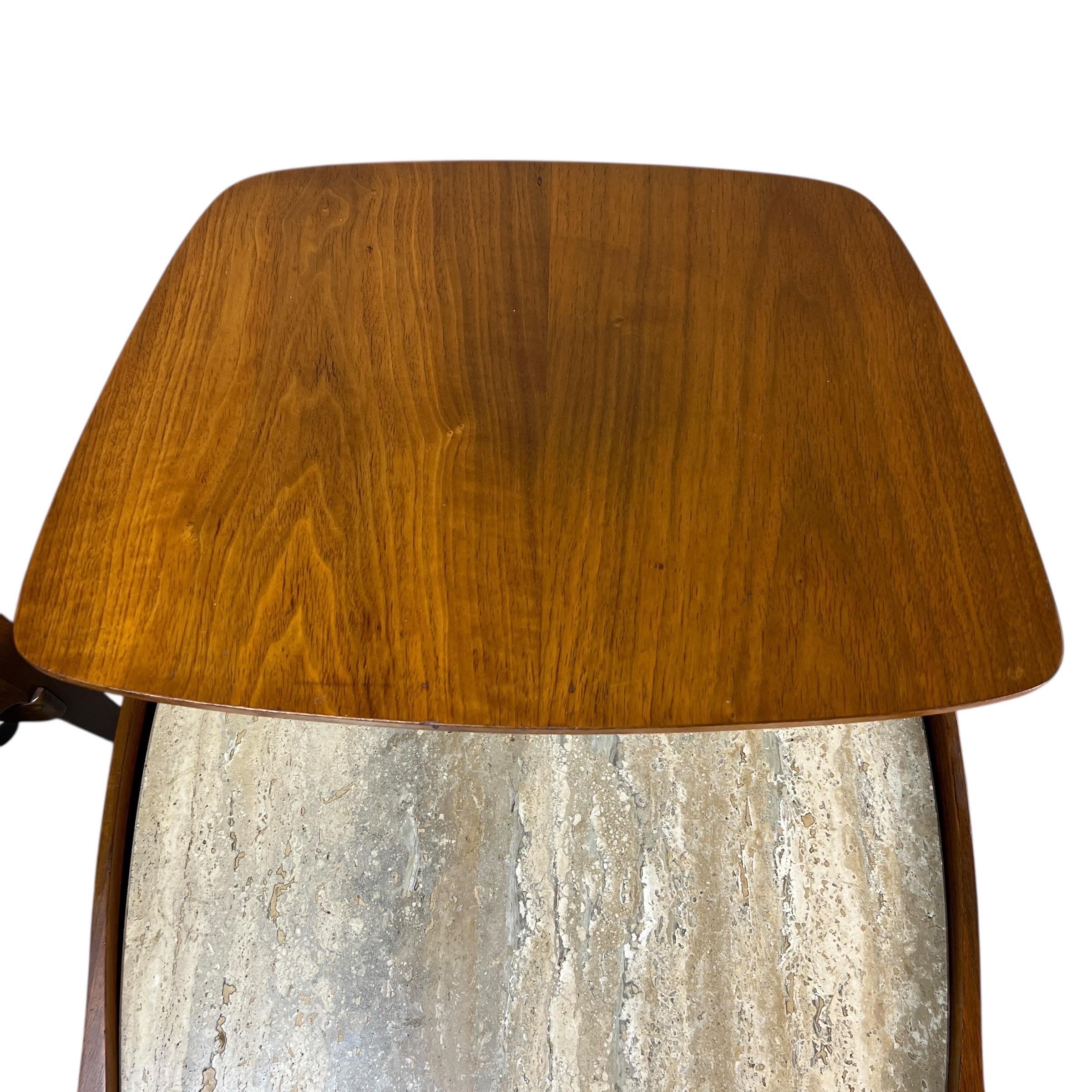 Pareja de mesas auxiliares escultóricas Bertha Schaefer con tapa de nogal y travertino Otro en venta