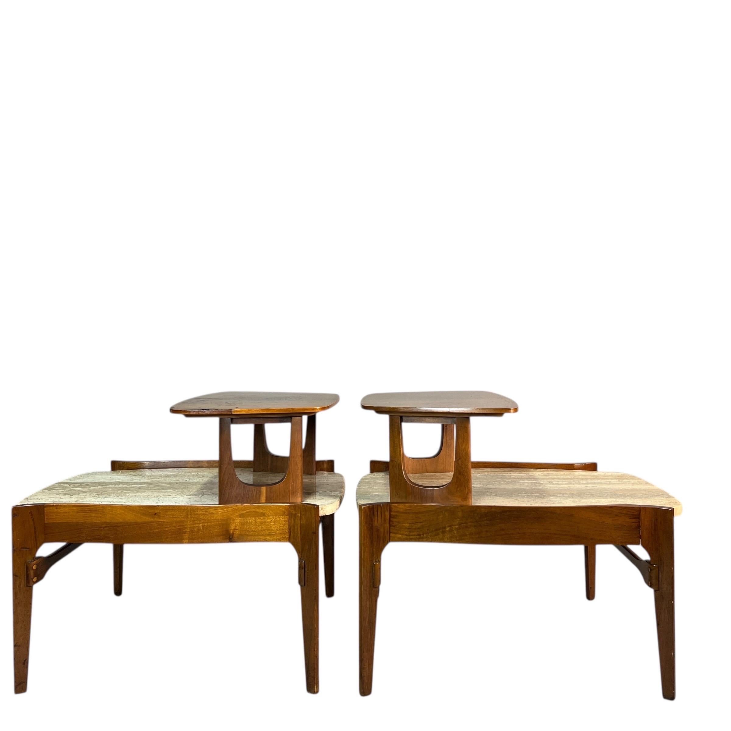 Pareja de mesas auxiliares escultóricas Bertha Schaefer con tapa de nogal y travertino en Bueno estado para la venta en Esperance, NY