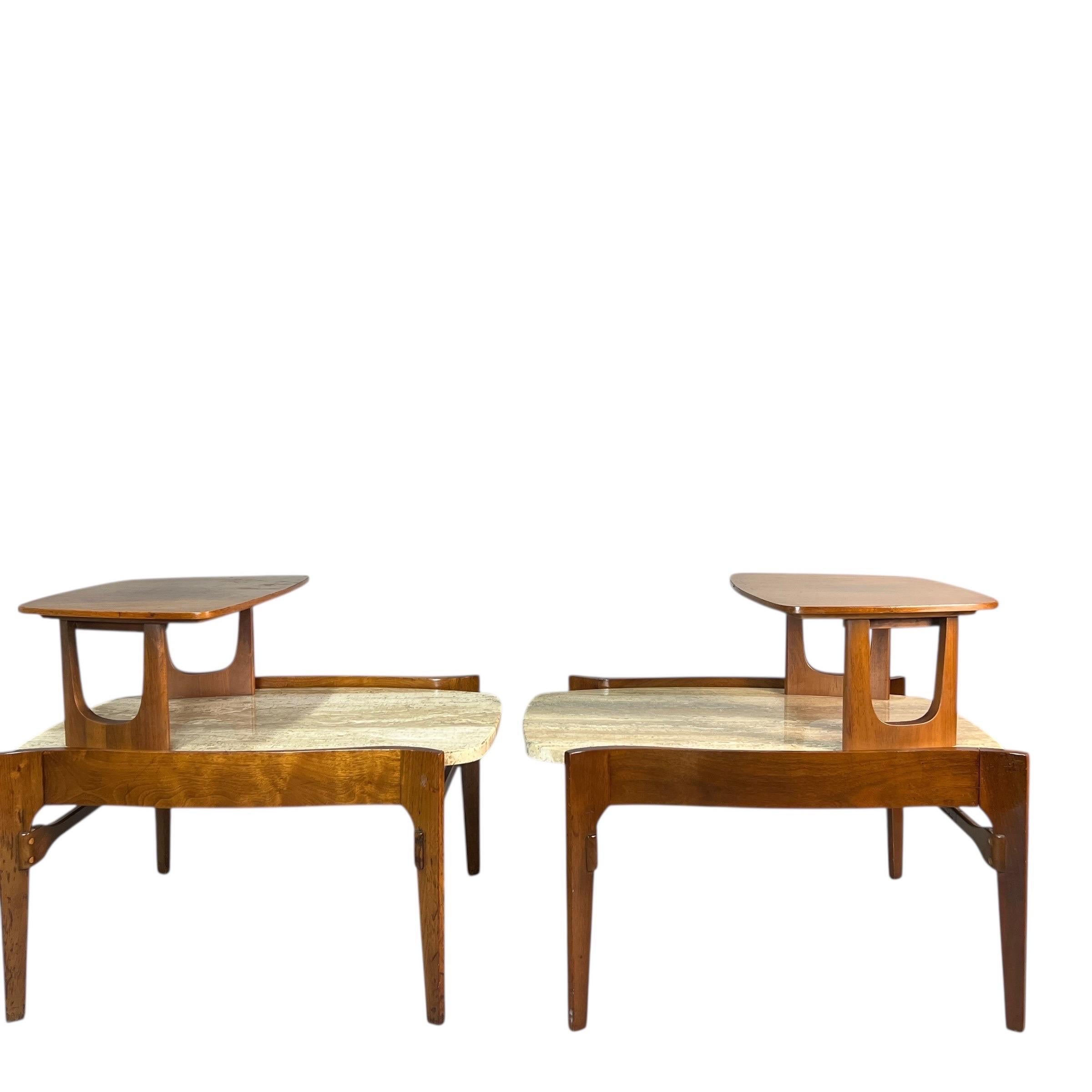 Pareja de mesas auxiliares escultóricas Bertha Schaefer con tapa de nogal y travertino finales del siglo XX en venta