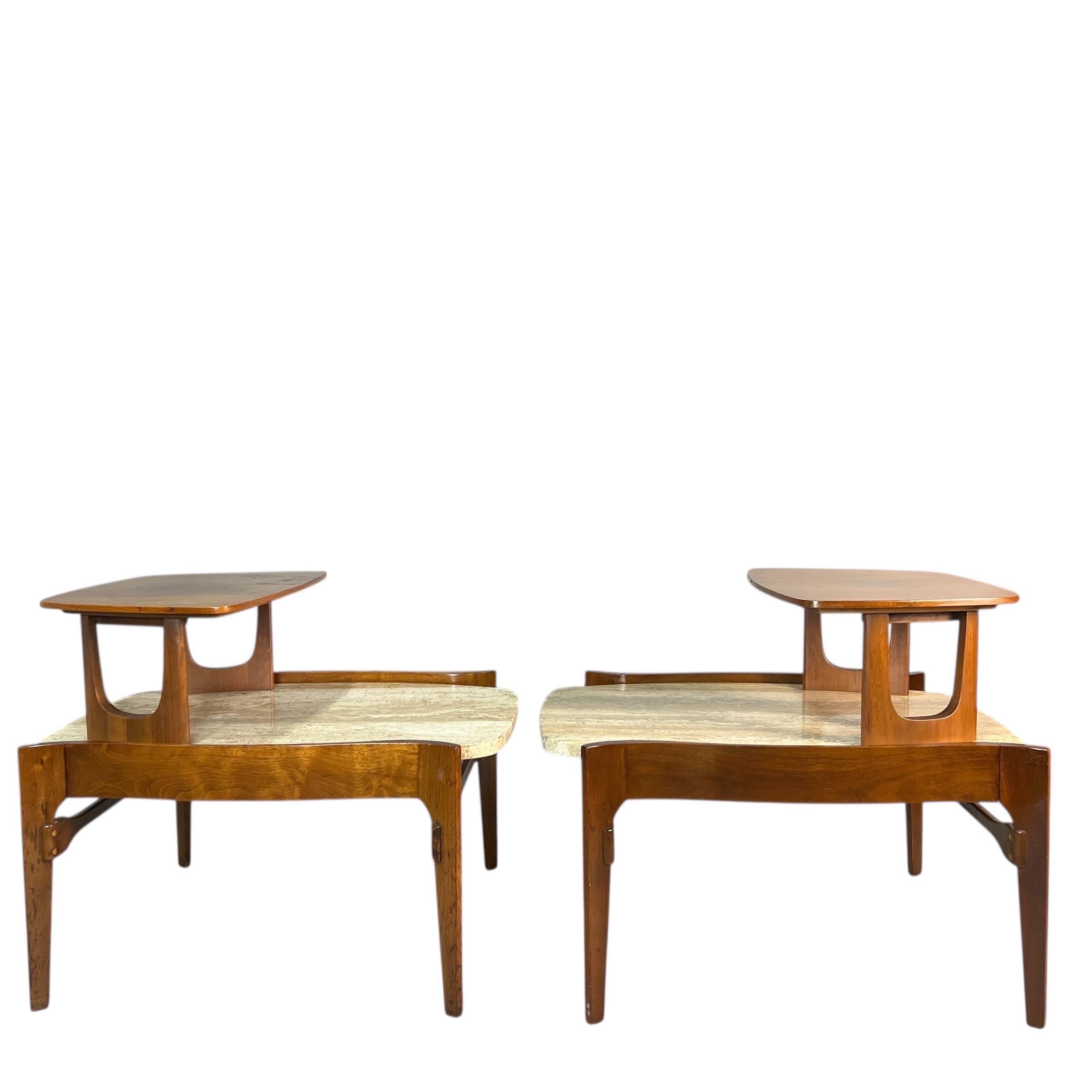 Pareja de mesas auxiliares escultóricas Bertha Schaefer con tapa de nogal y travertino Travertino en venta