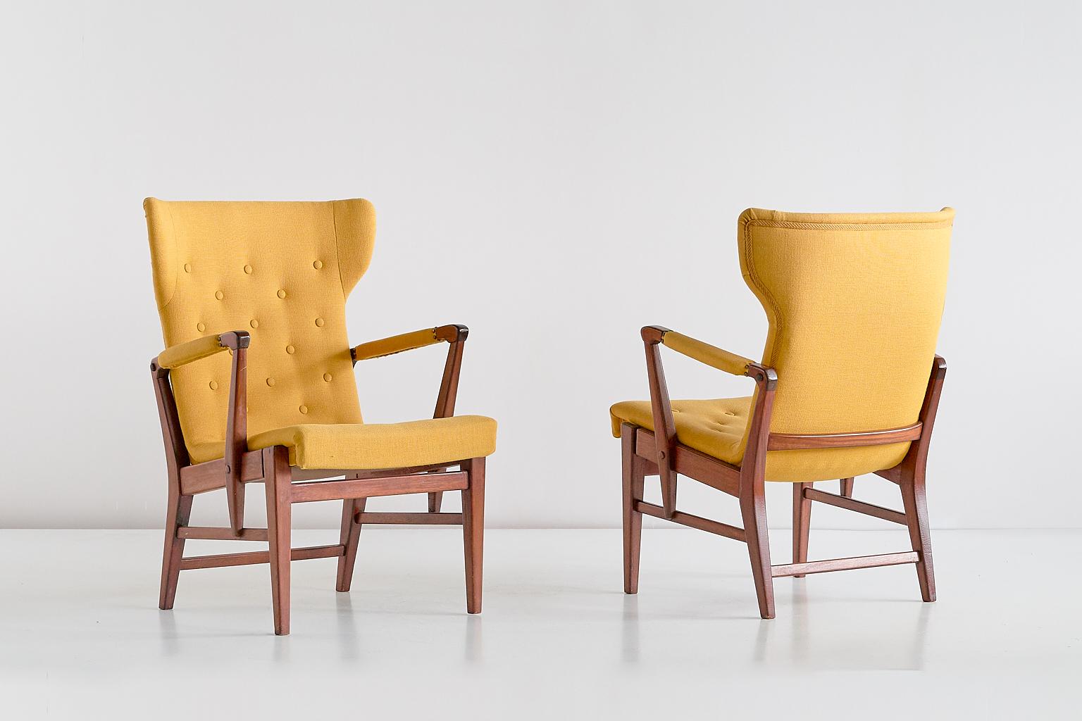 Scandinavian Modern Pair of Bertil Söderberg Armchairs in Mahogany for Nordiska Kompaniet, 1940s For Sale