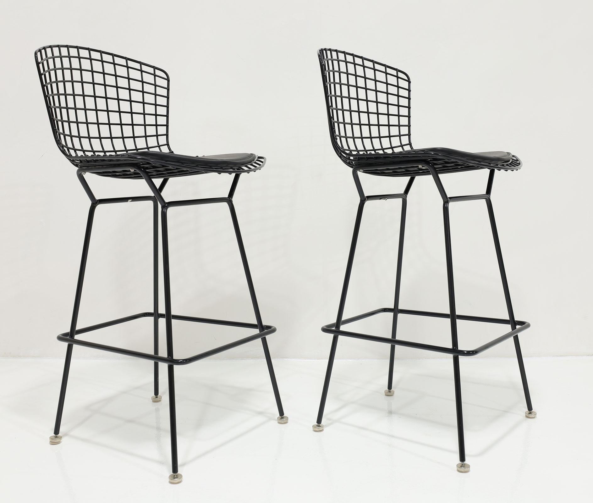 Mid-Century moderno Coppia di sgabelli Bertoia altezza bar in nero con pad in pelle Volo in vendita