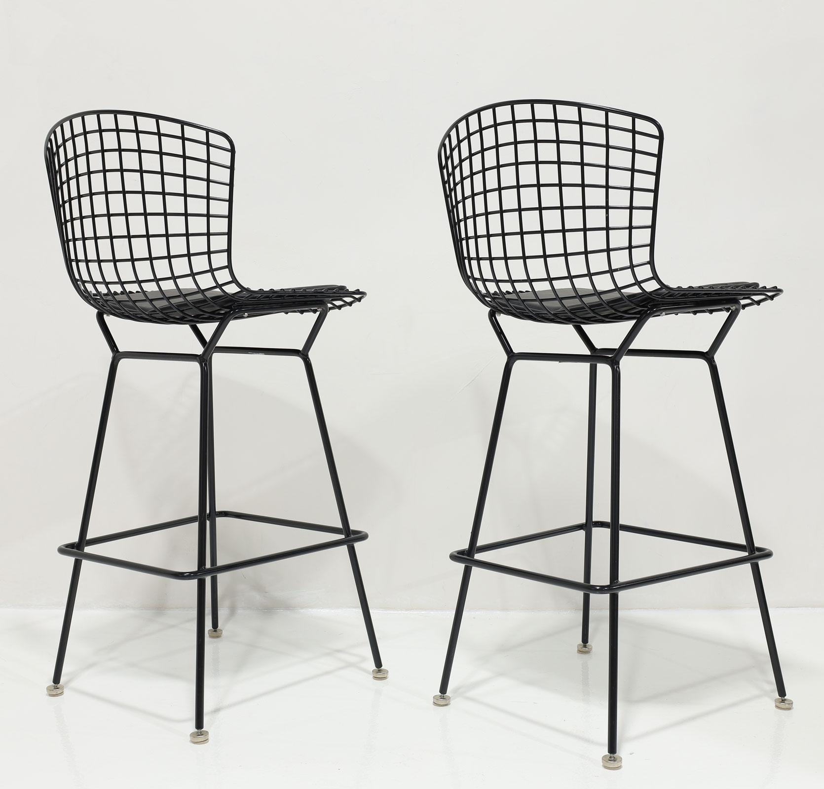 Francese Coppia di sgabelli Bertoia altezza bar in nero con pad in pelle Volo in vendita