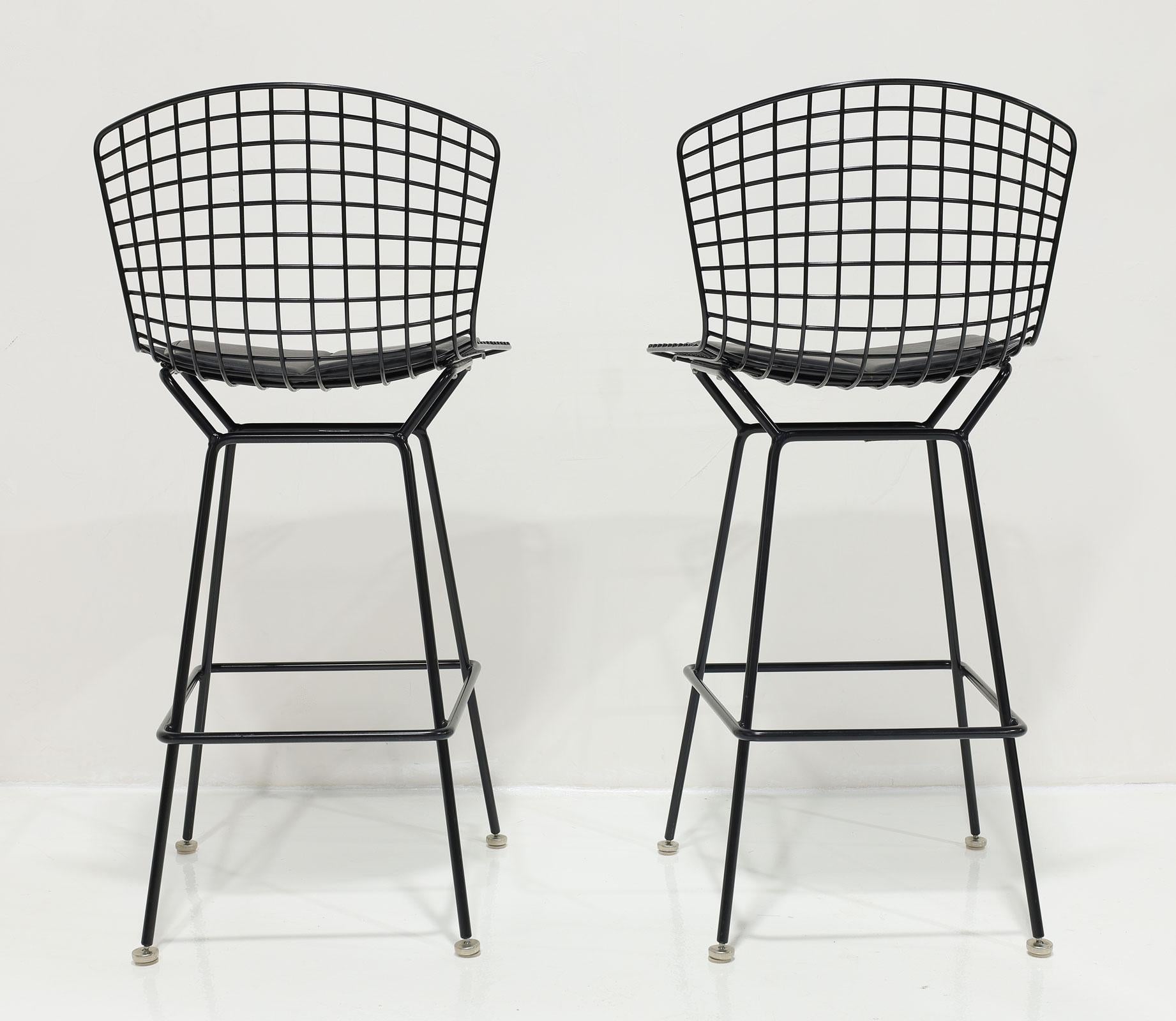 Coppia di sgabelli Bertoia altezza bar in nero con pad in pelle Volo In condizioni buone in vendita a Dallas, TX