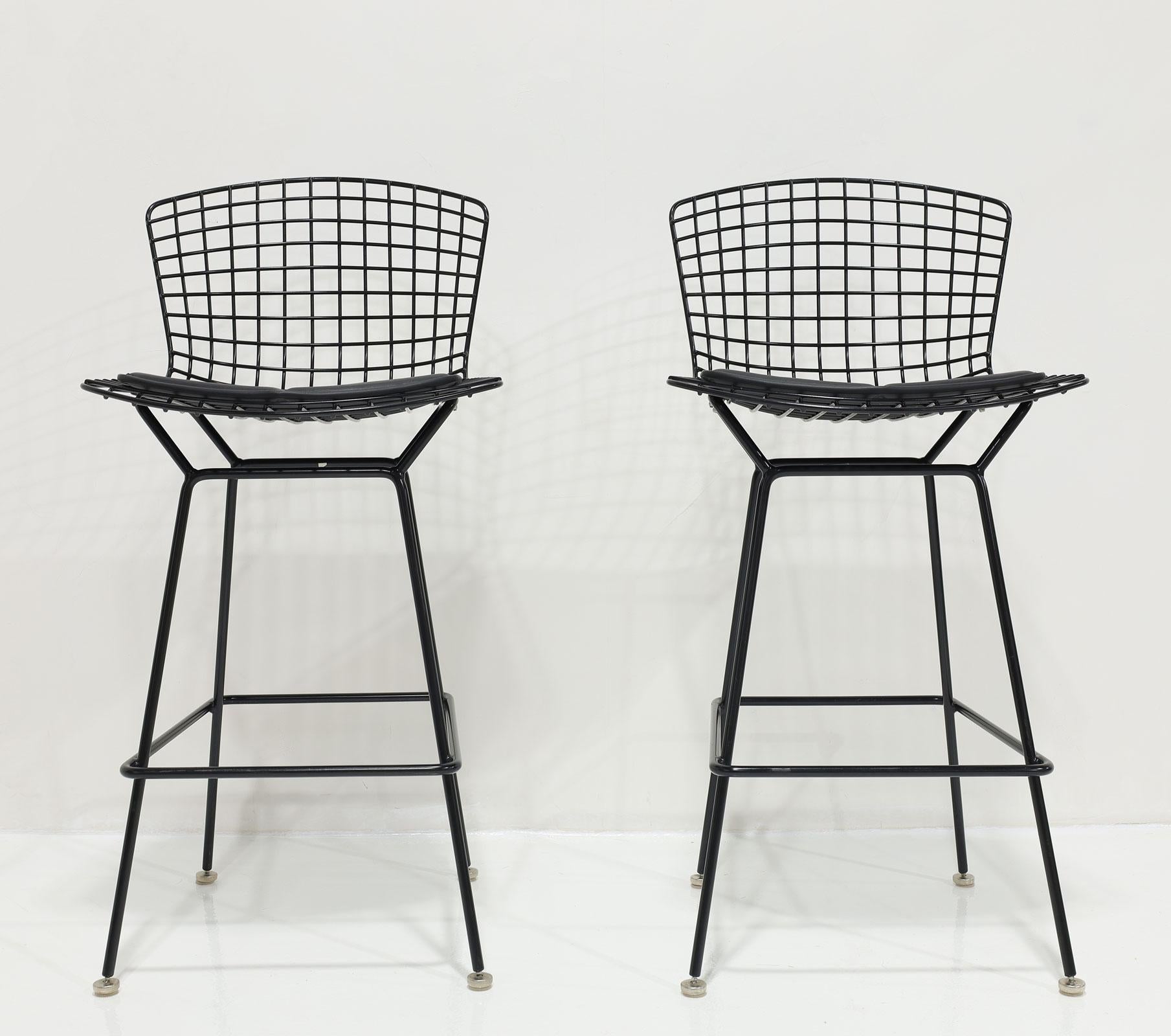 XXI secolo e contemporaneo Coppia di sgabelli Bertoia altezza bar in nero con pad in pelle Volo in vendita