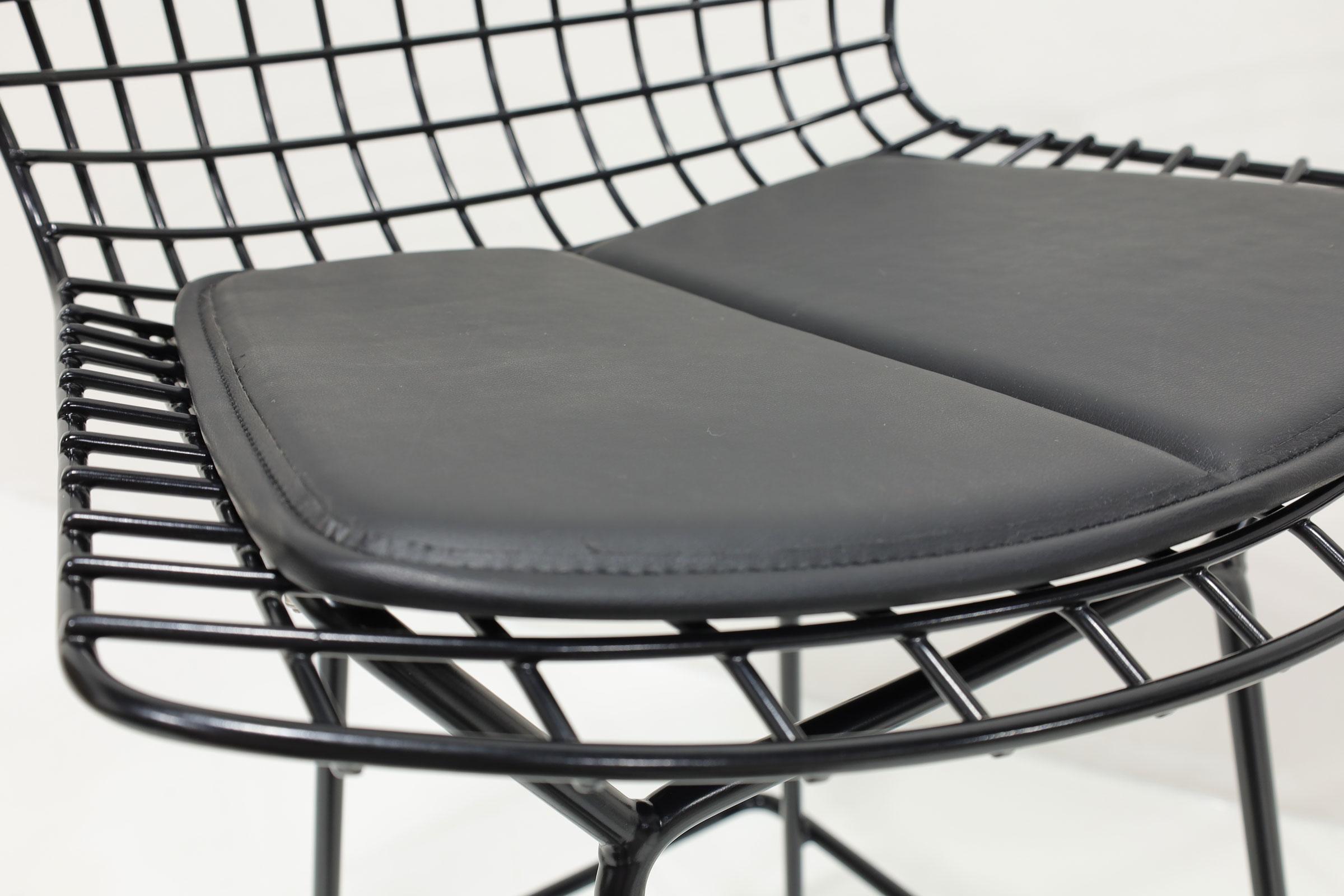 Coppia di sgabelli Bertoia altezza bar in nero con pad in pelle Volo in vendita 1