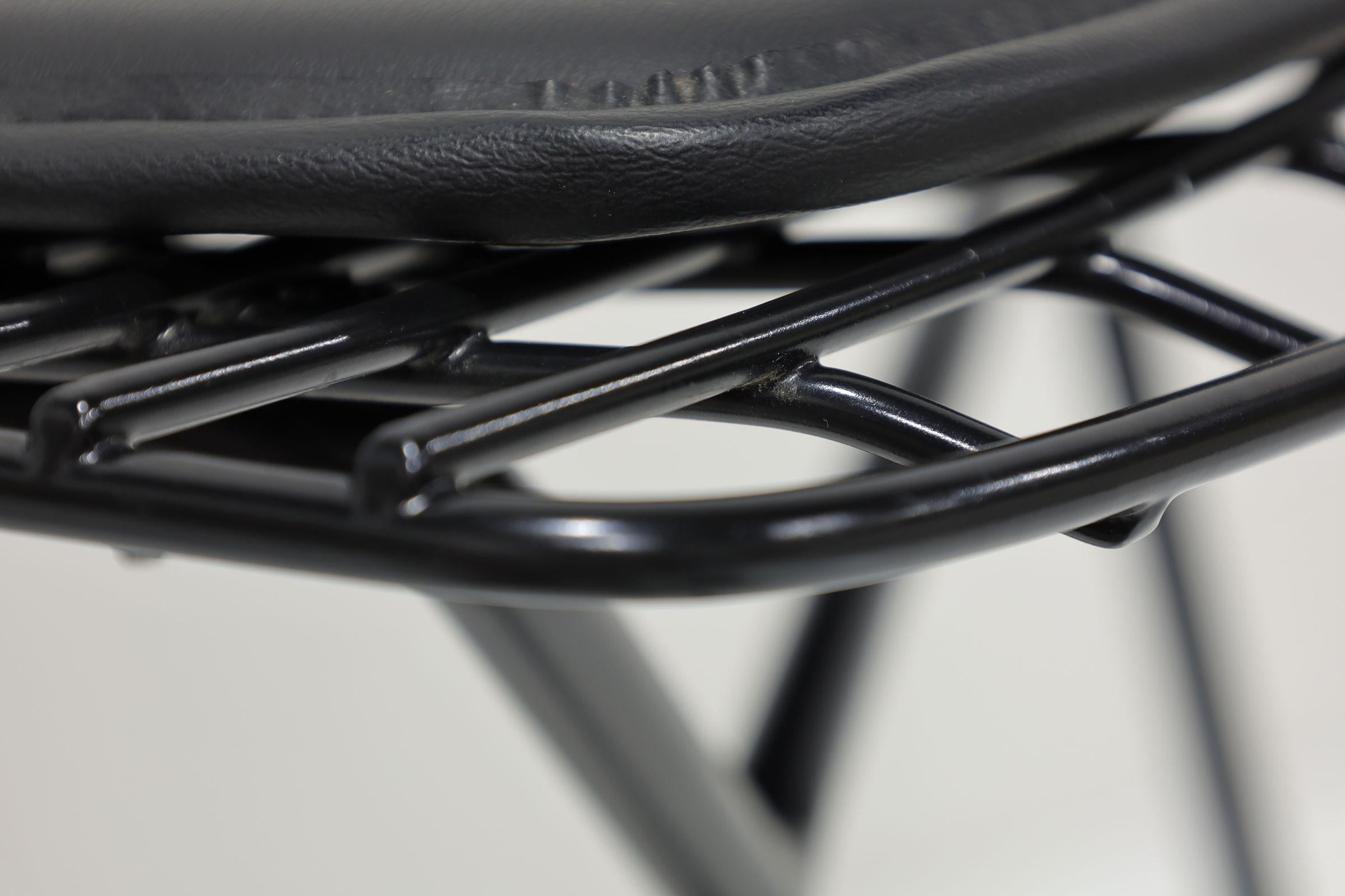 Coppia di sgabelli Bertoia altezza bar in nero con pad in pelle Volo in vendita 2