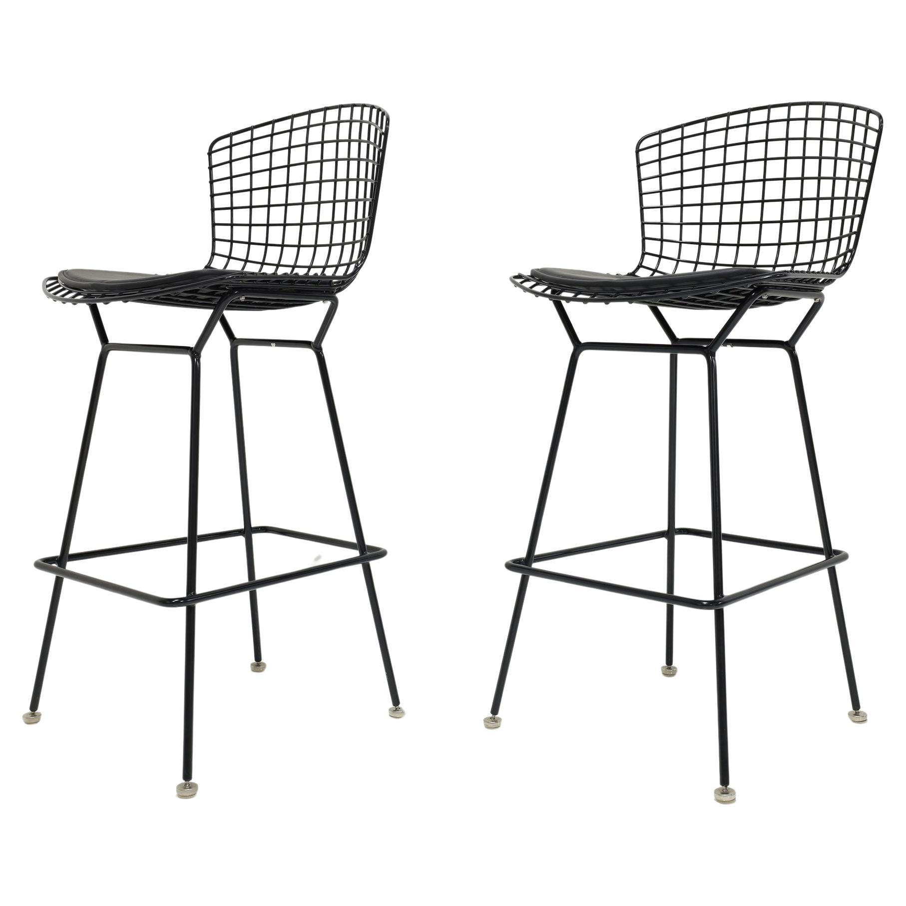 Coppia di sgabelli Bertoia altezza bar in nero con pad in pelle Volo