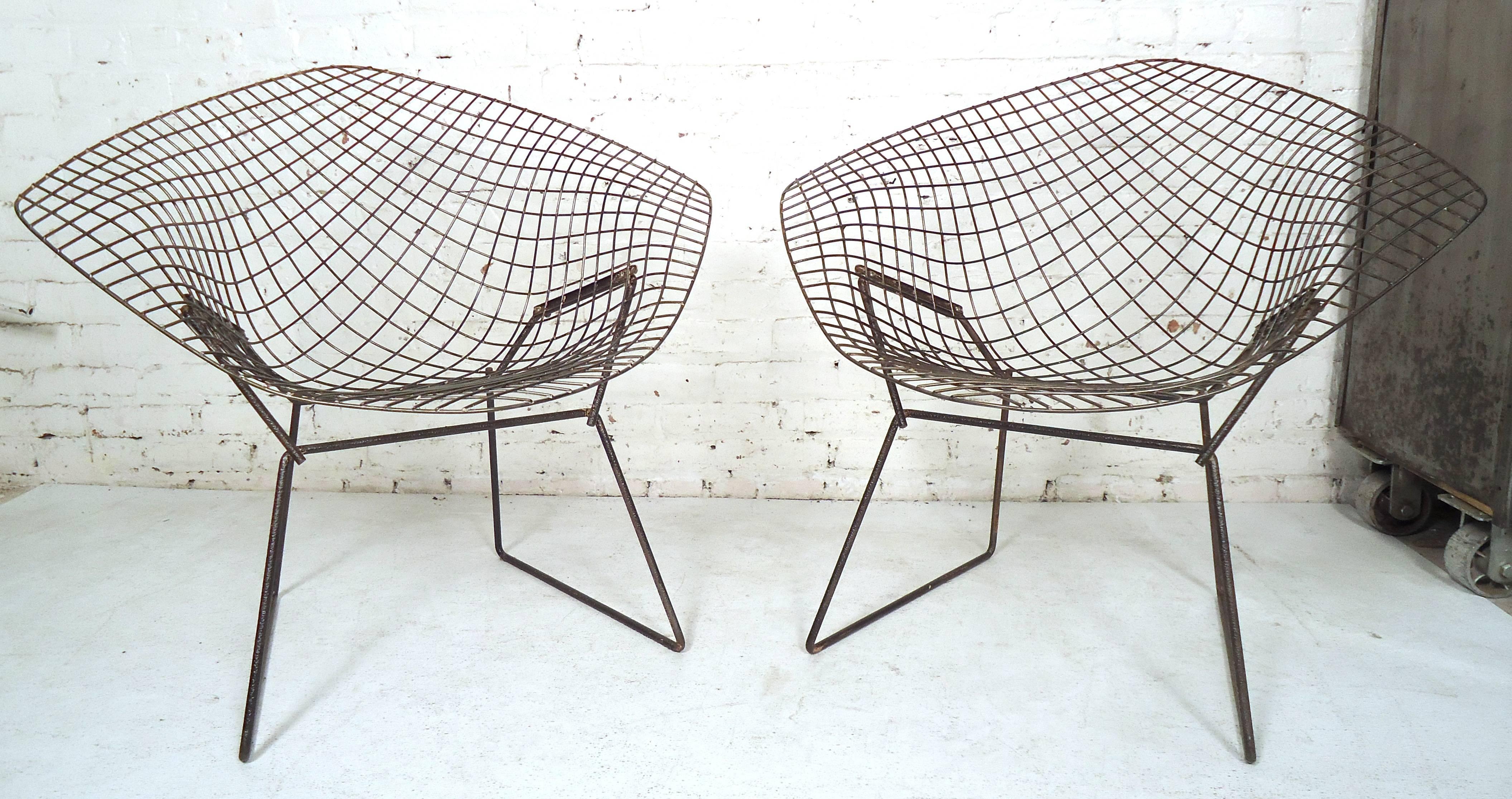 Pair of Mid-Century Modern wire 'Diamond' chairs designed by Harry Bertoia manufactured by Knoll. 

Please confirm item location (NY or NJ).