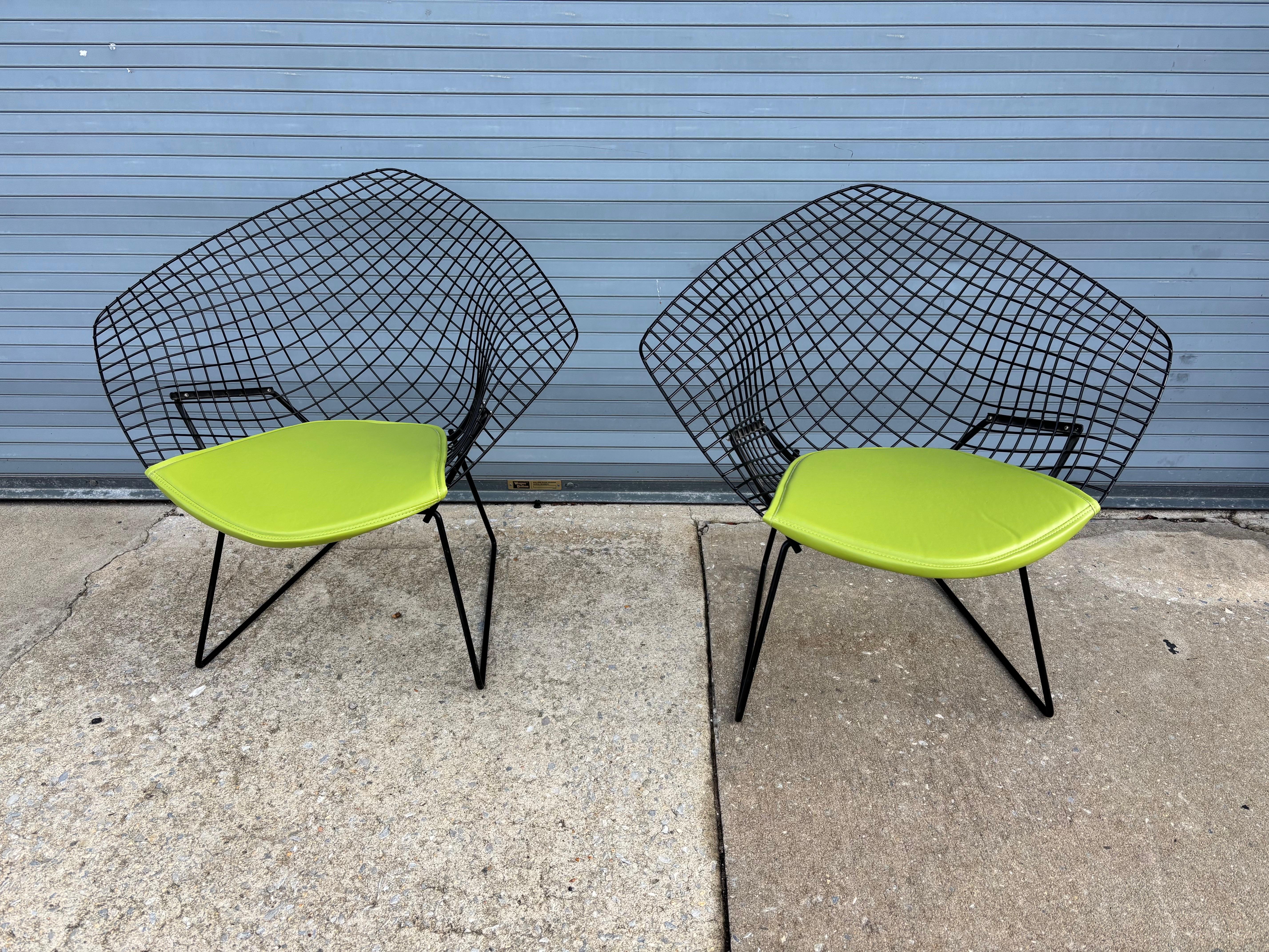 Bertoia per Knoll Coppia di piccole sedie a diamante.  Nuovi pad della sella aftermarket in Greene & Greene.  Un grande tocco di colore!  Il metallo è pulito e non presenta rotture.  Queste sedie classiche sono perfette in tantissime situazioni! 
