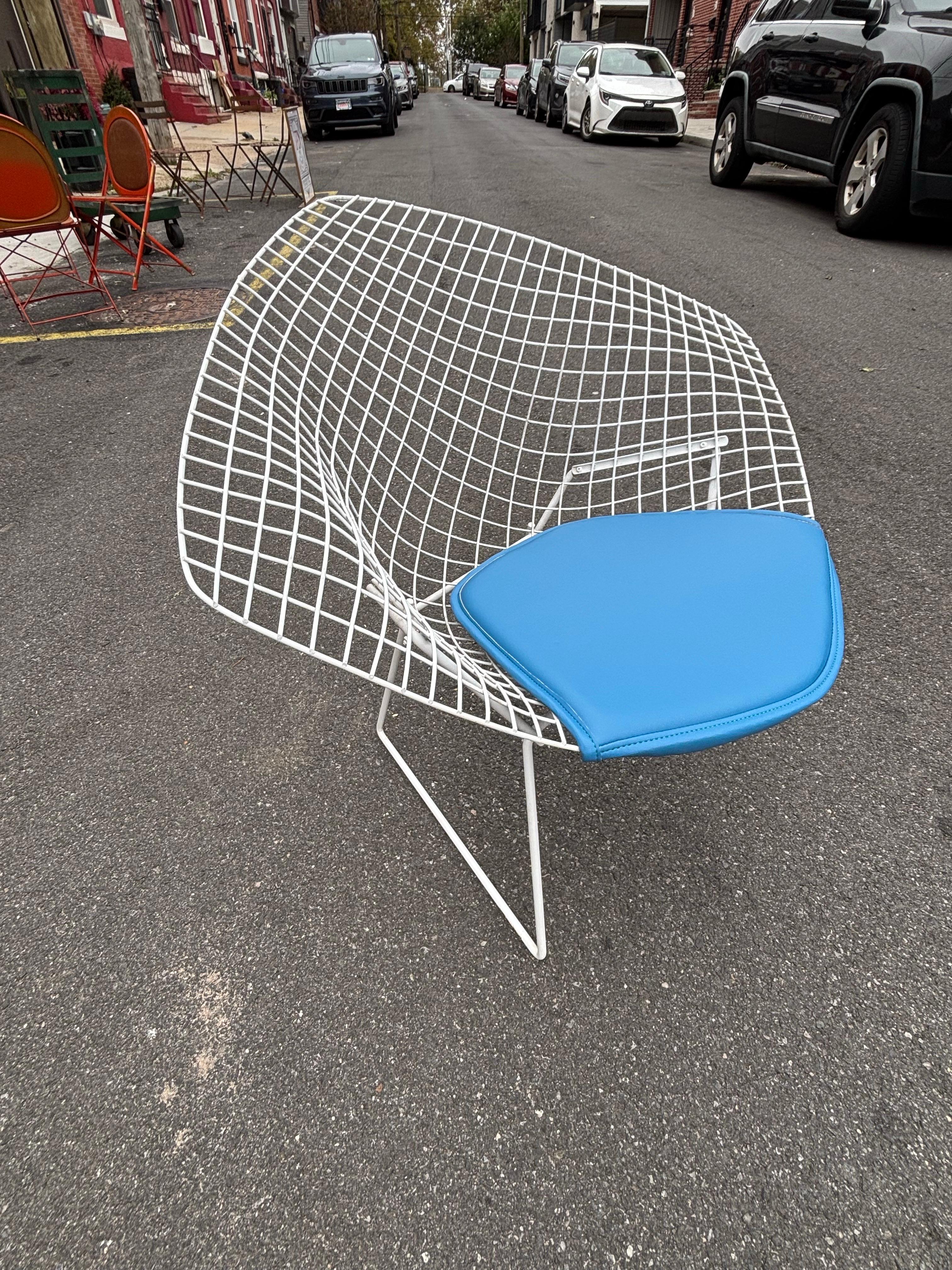 Bertoia pour Knoll Paire de petites chaises en forme de diamant.  Nouveaux pad de selle aftermarket en bleu.  Une belle touche de couleur !  Le métal est solide et ne présente aucune rupture.  Les chaises présentent quelques traces d'usure car elles
