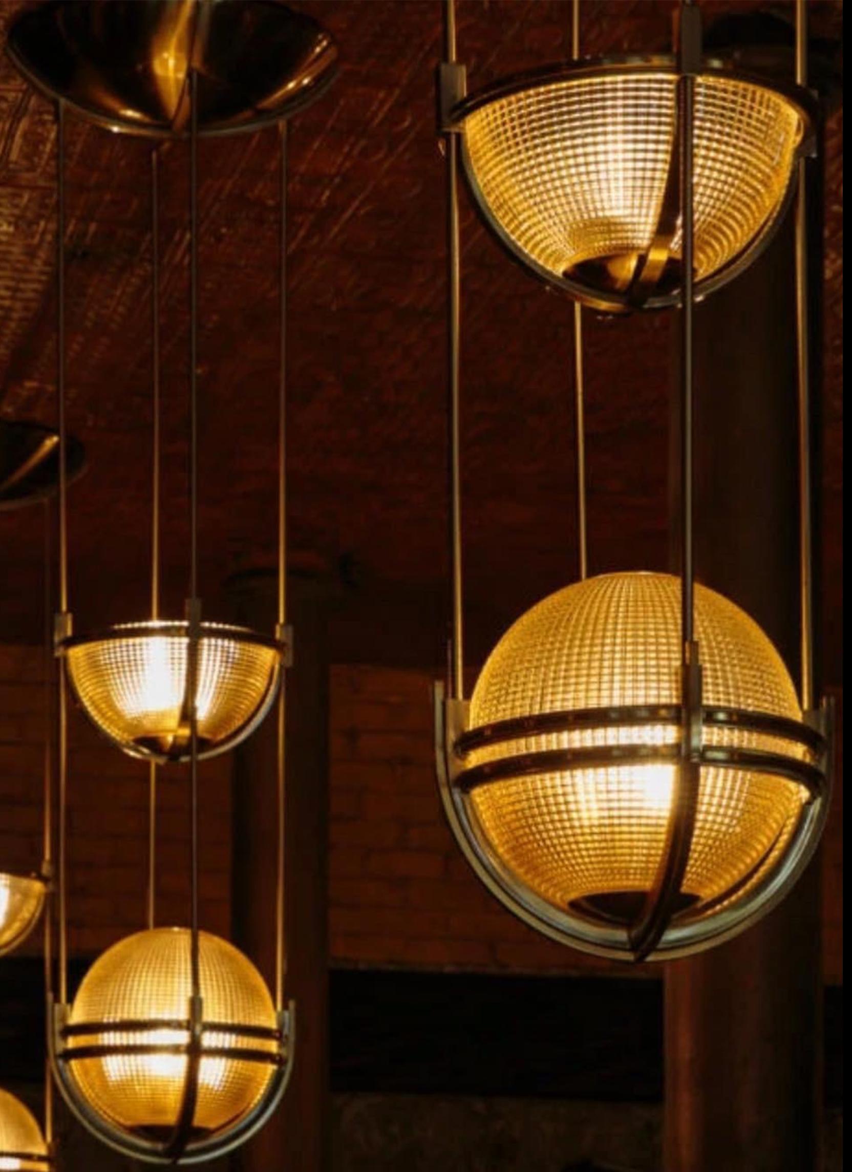 Una coppia di plafoniere a sospensione in vetro globulare di Art Deco su misura in metallo bianco con rifiniture in ottone realizzate per un bar di Londra

Illuminazione di epoca moderna che evoca le bellissime linee globulari dell'estetica Art