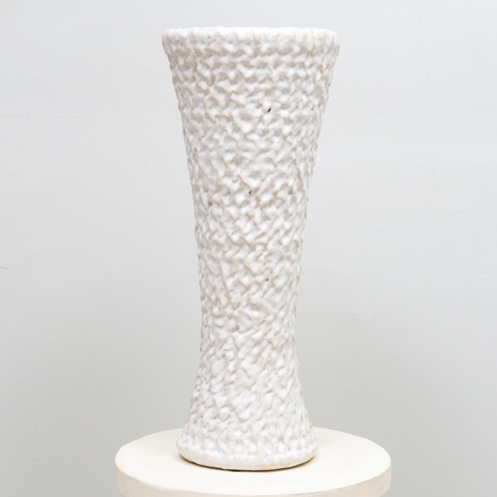 Paire de lampes Up&Up en céramique cunéiforme fabriquées sur mesure par Peter Lane.
REMARQUE : Nous recommandons vivement que les lampes soient mises en caisse pendant le transport.

Peter Lane est un artiste céramiste basé à New York, spécialisé