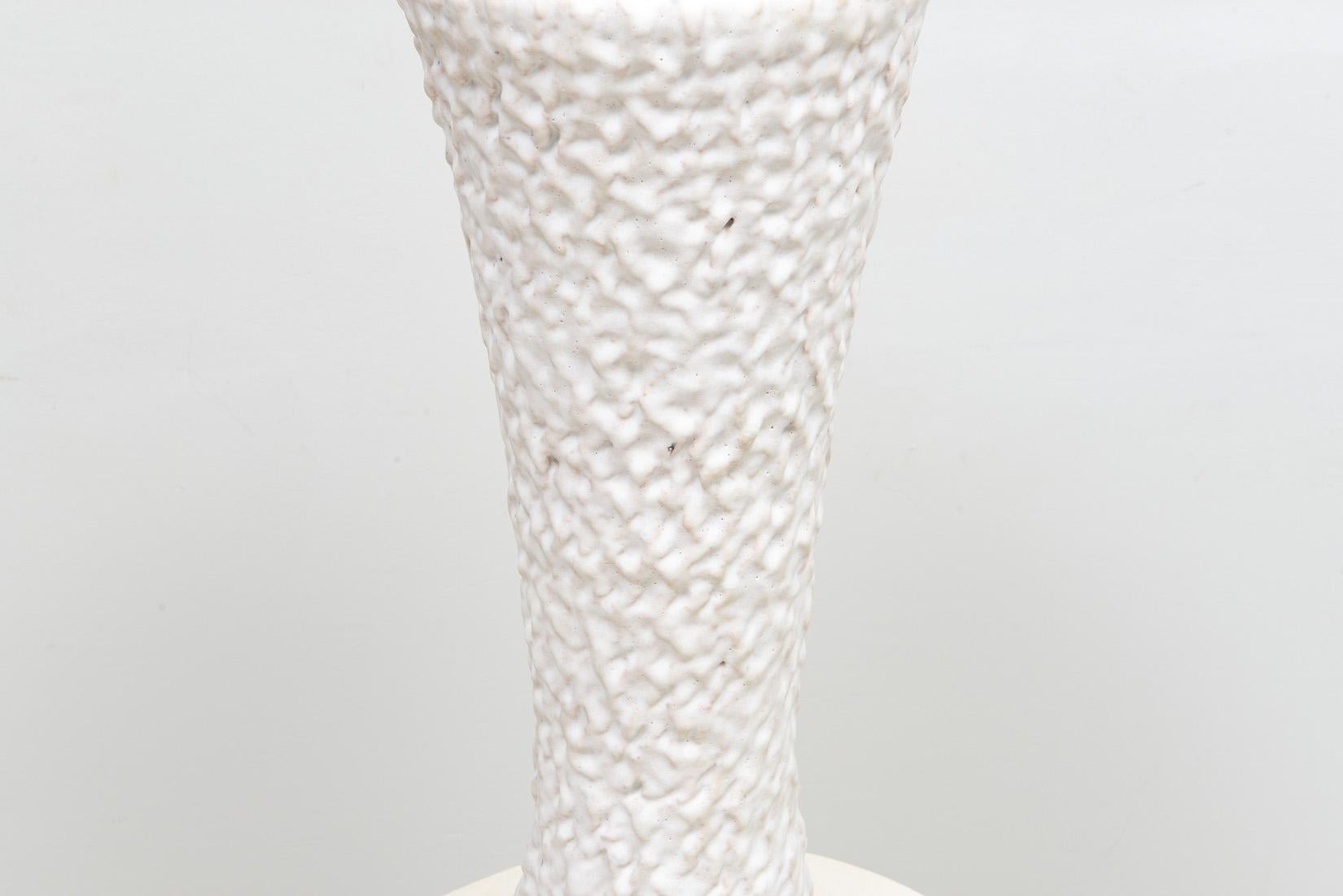 Organique Paire de lampes à éclairage Cuneiform en céramique sur mesure en vente