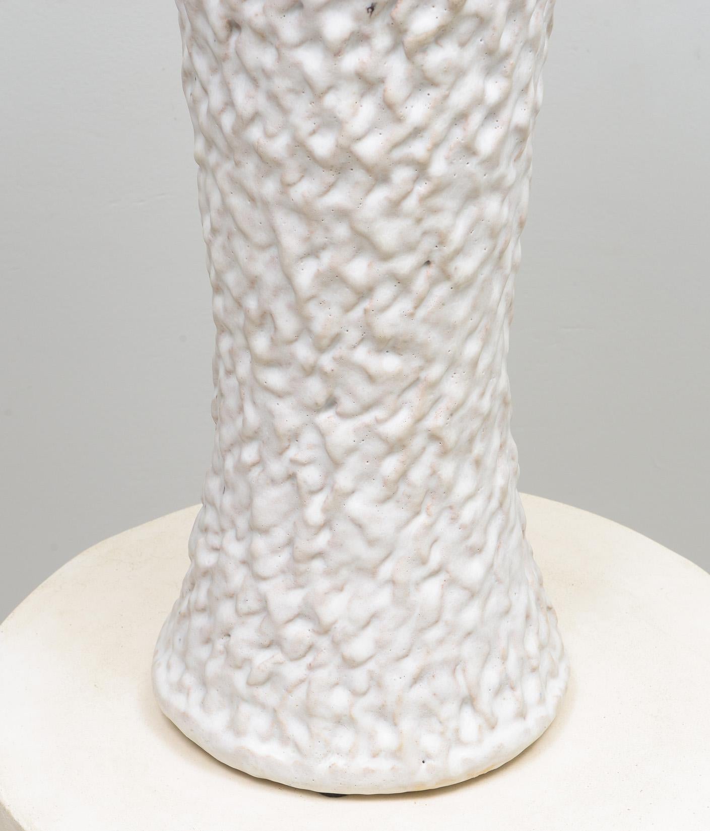 Américain Paire de lampes à éclairage Cuneiform en céramique sur mesure en vente