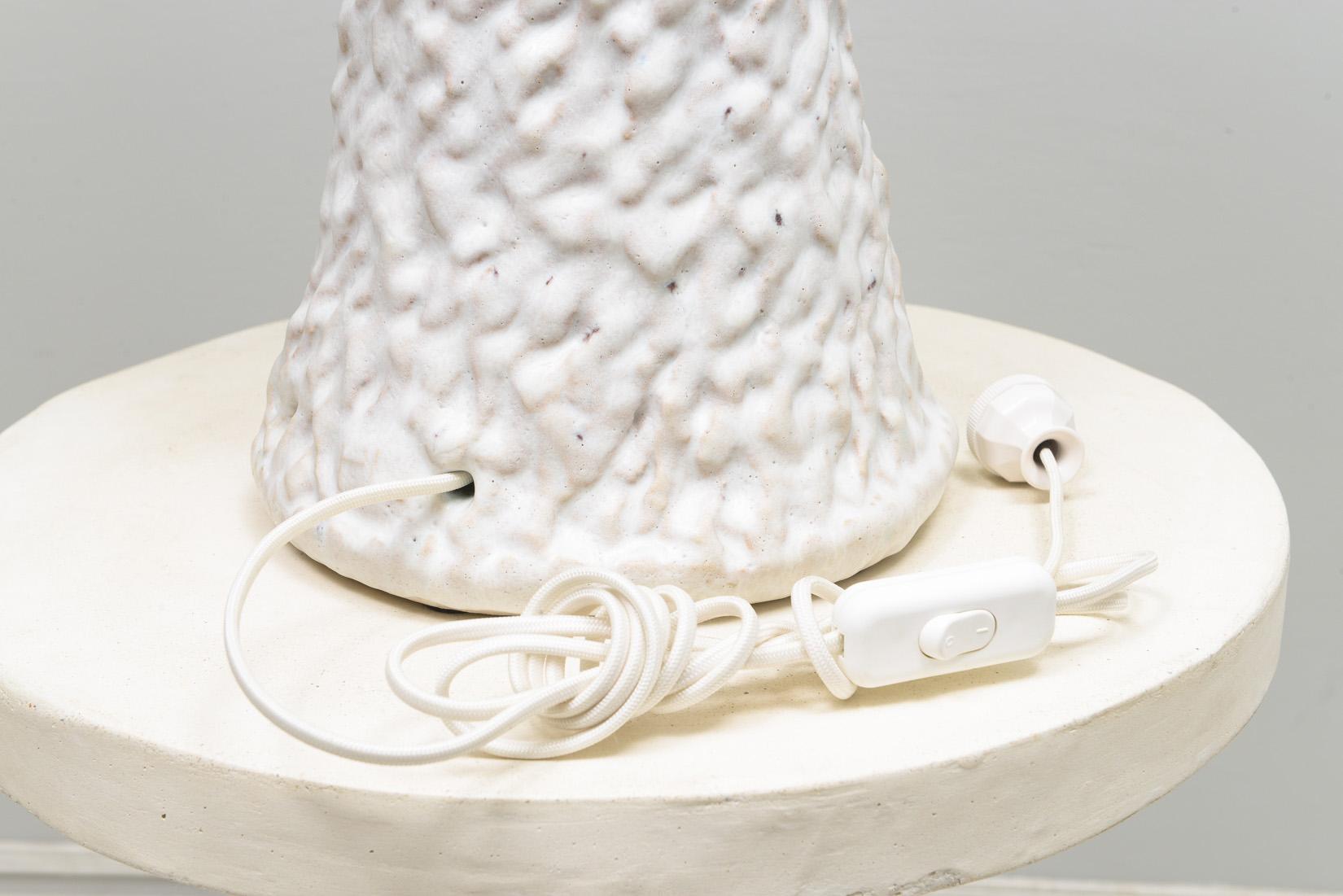 Vernissé Paire de lampes à éclairage Cuneiform en céramique sur mesure en vente