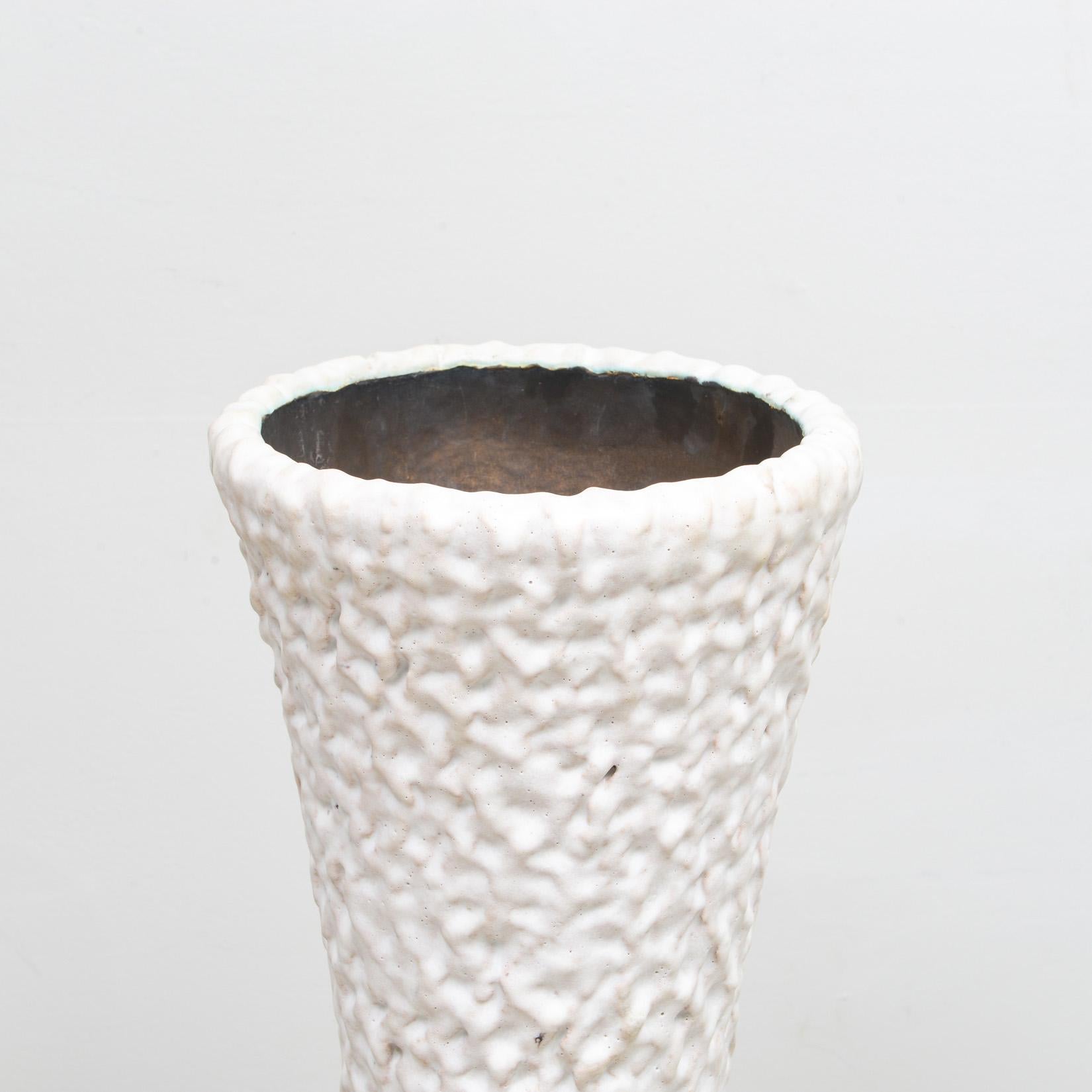 XXIe siècle et contemporain Paire de lampes à éclairage Cuneiform en céramique sur mesure en vente