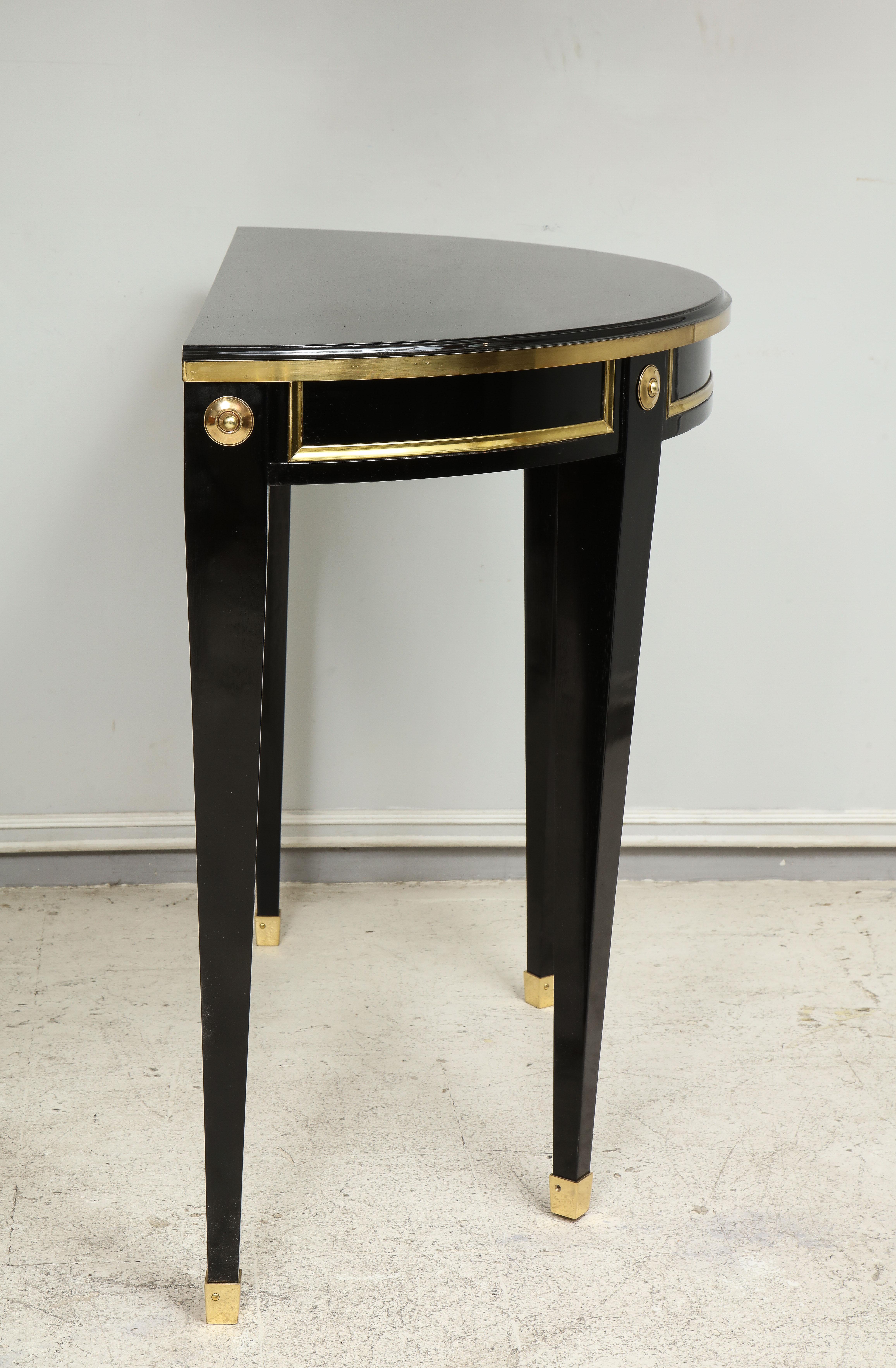 Coppia di console su misura in stile neoclassico con bordatura in ottone in vendita 1