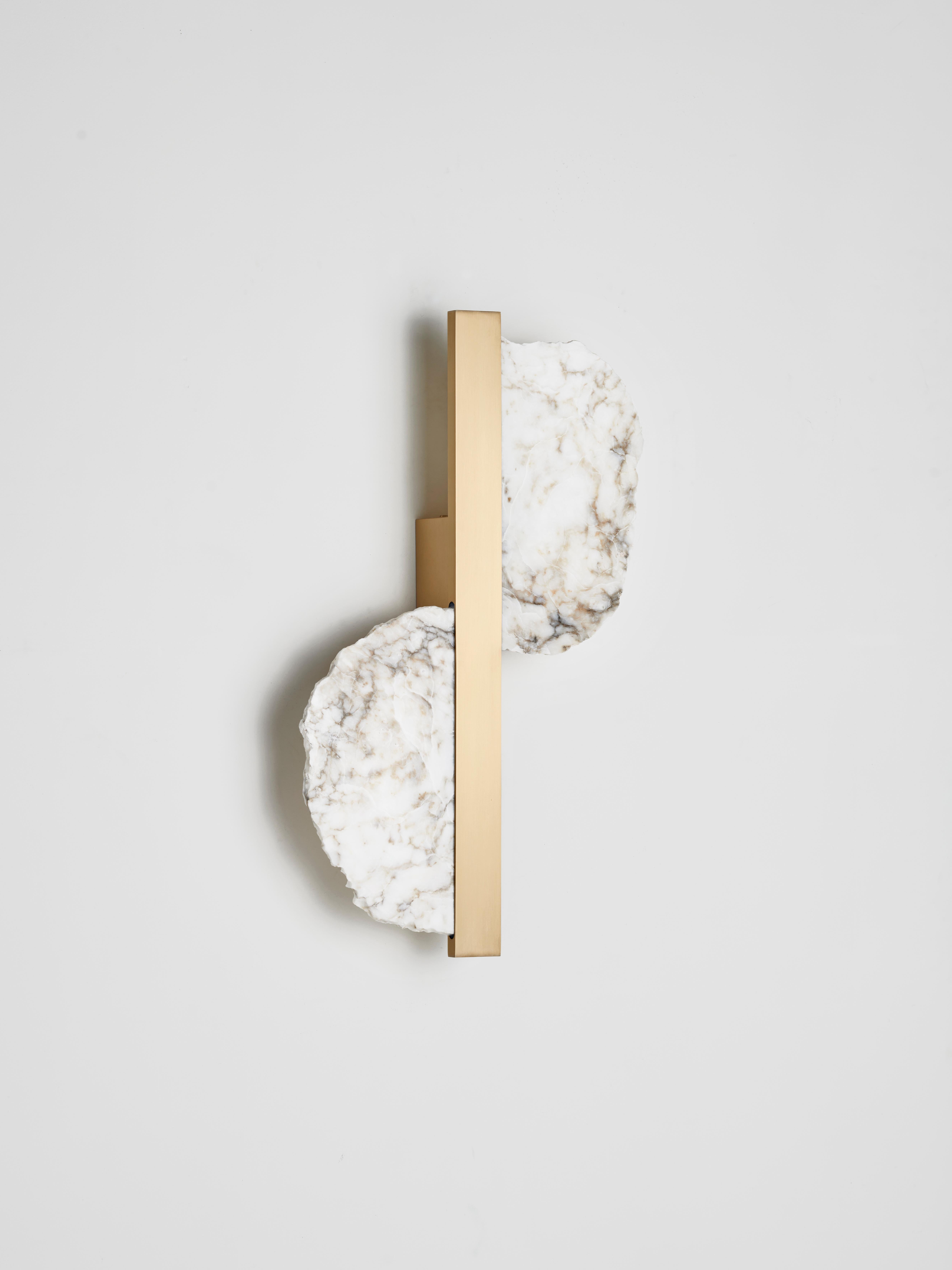 Ein Paar elegante italienische Wandleuchten 'Eclipse', aus Messing und Alabaster (Moderne der Mitte des Jahrhunderts) im Angebot