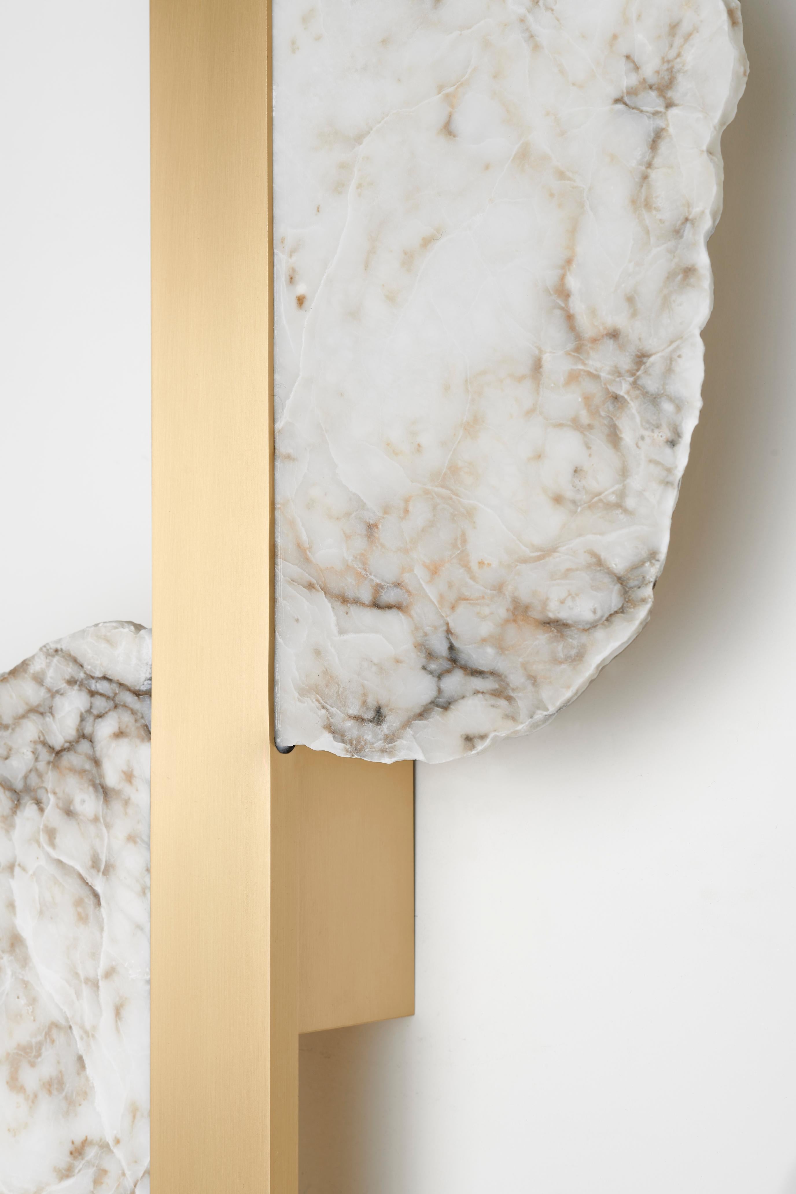Ein Paar elegante italienische Wandleuchten 'Eclipse', aus Messing und Alabaster (Italian) im Angebot