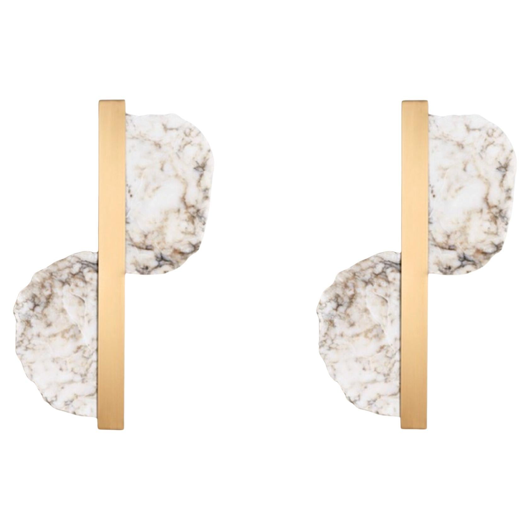 Ein Paar elegante italienische Wandleuchten 'Eclipse', aus Messing und Alabaster im Angebot