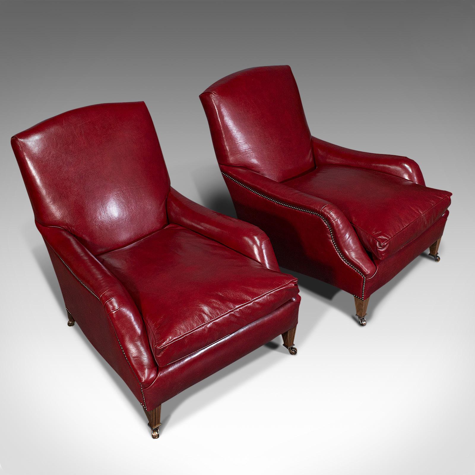 Cuir Paire de fauteuils club en cuir sur mesure, « The Dutchman », chaises par London Fine en vente