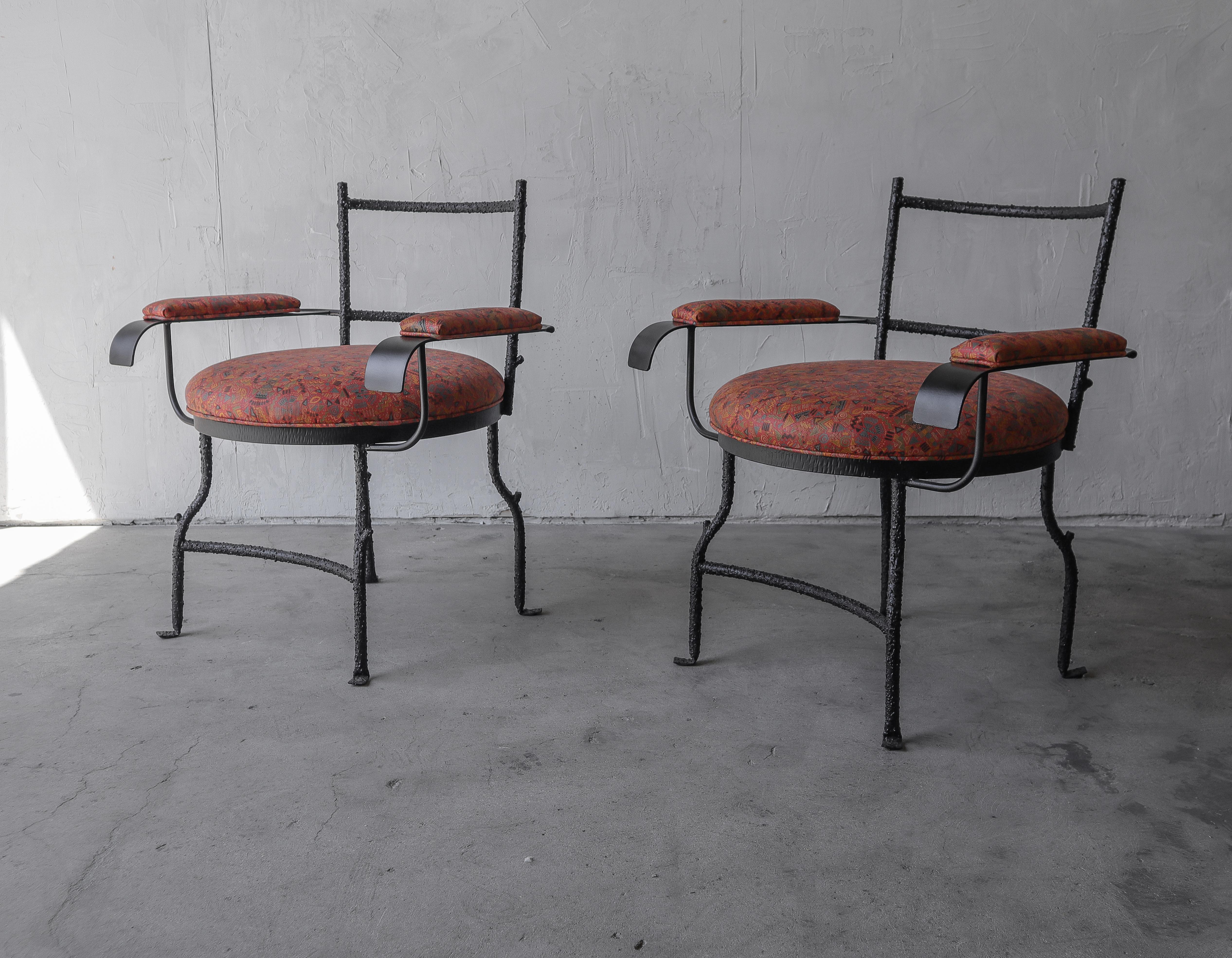 Métal Paire de fauteuils en métal et cuir sur mesure en vente