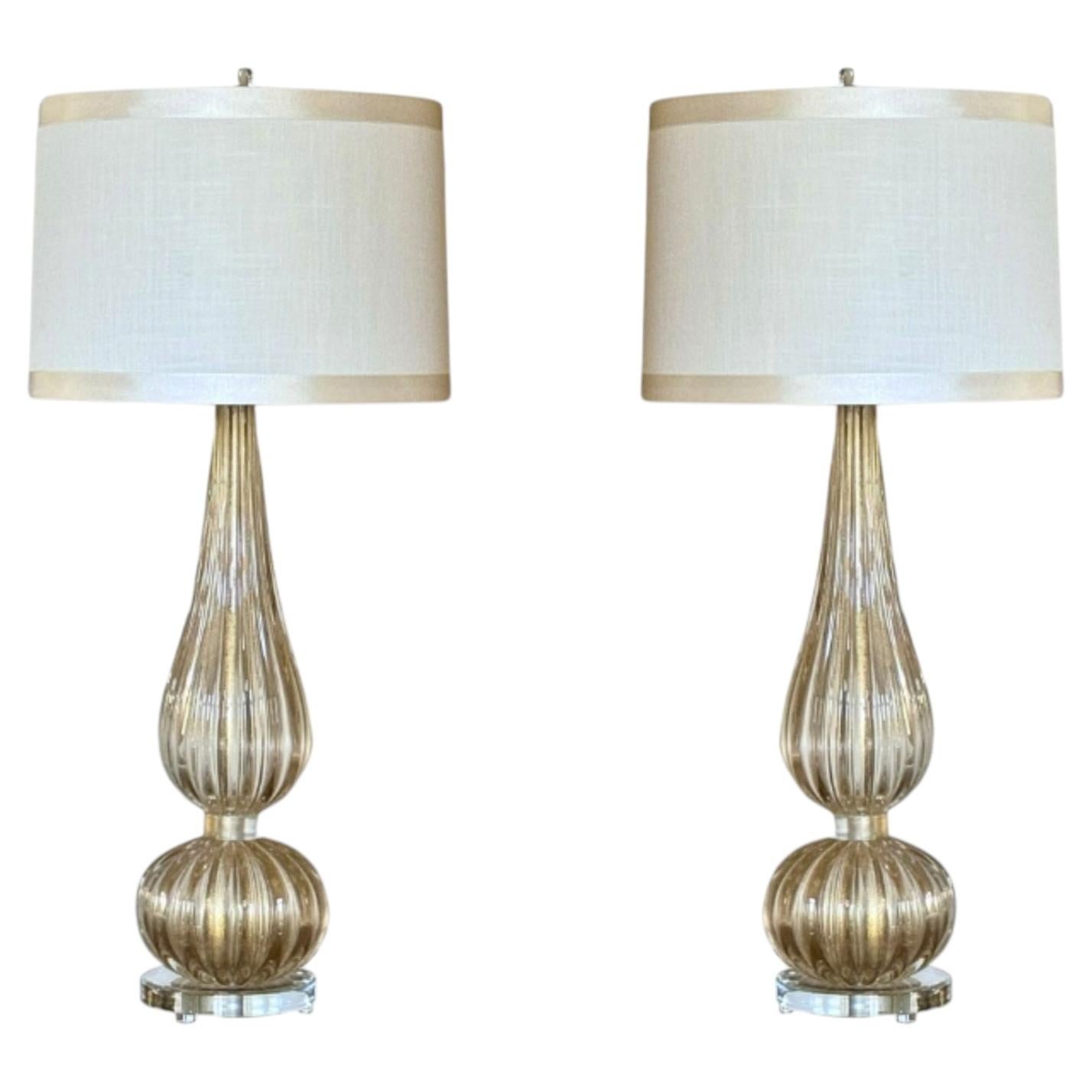 Ein Paar maßgefertigte moderne Murano-Lampen in Gold im Angebot