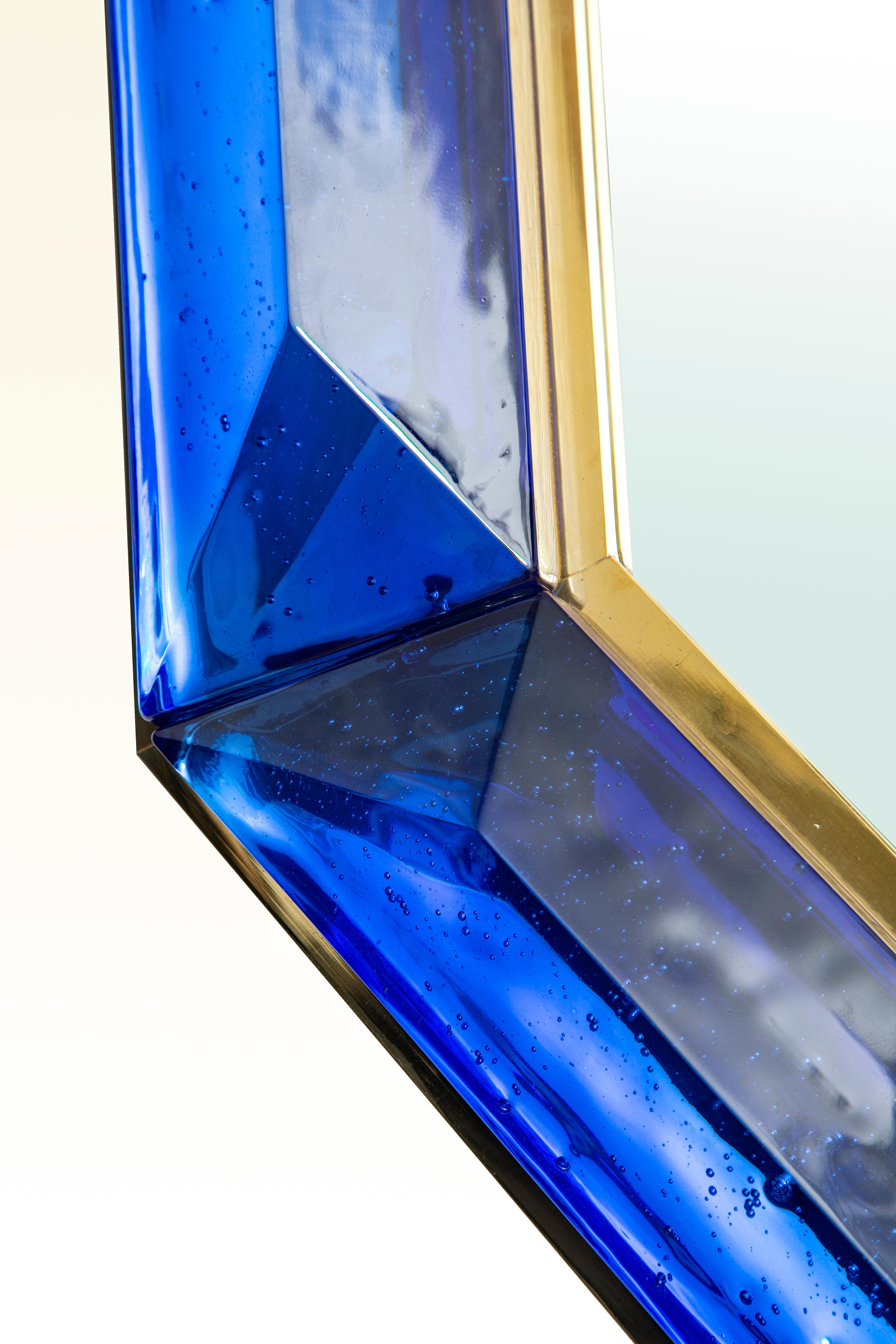 Paar maßgeschneiderte achteckige kobaltblaue Murano Glasspiegel, auf Lager (Messing) im Angebot