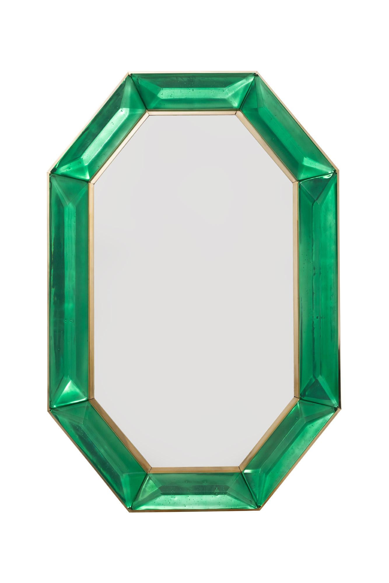 Paire de miroirs octogonaux sur mesure en verre de Murano vert émeraude, en stock
 Bloc de verre vert émeraude vif et intense avec des inclusions d'air naturelles. 
 Motif à facettes hautement poli
 (a) Gallery Gallery tout autour
 Chaque miroir est