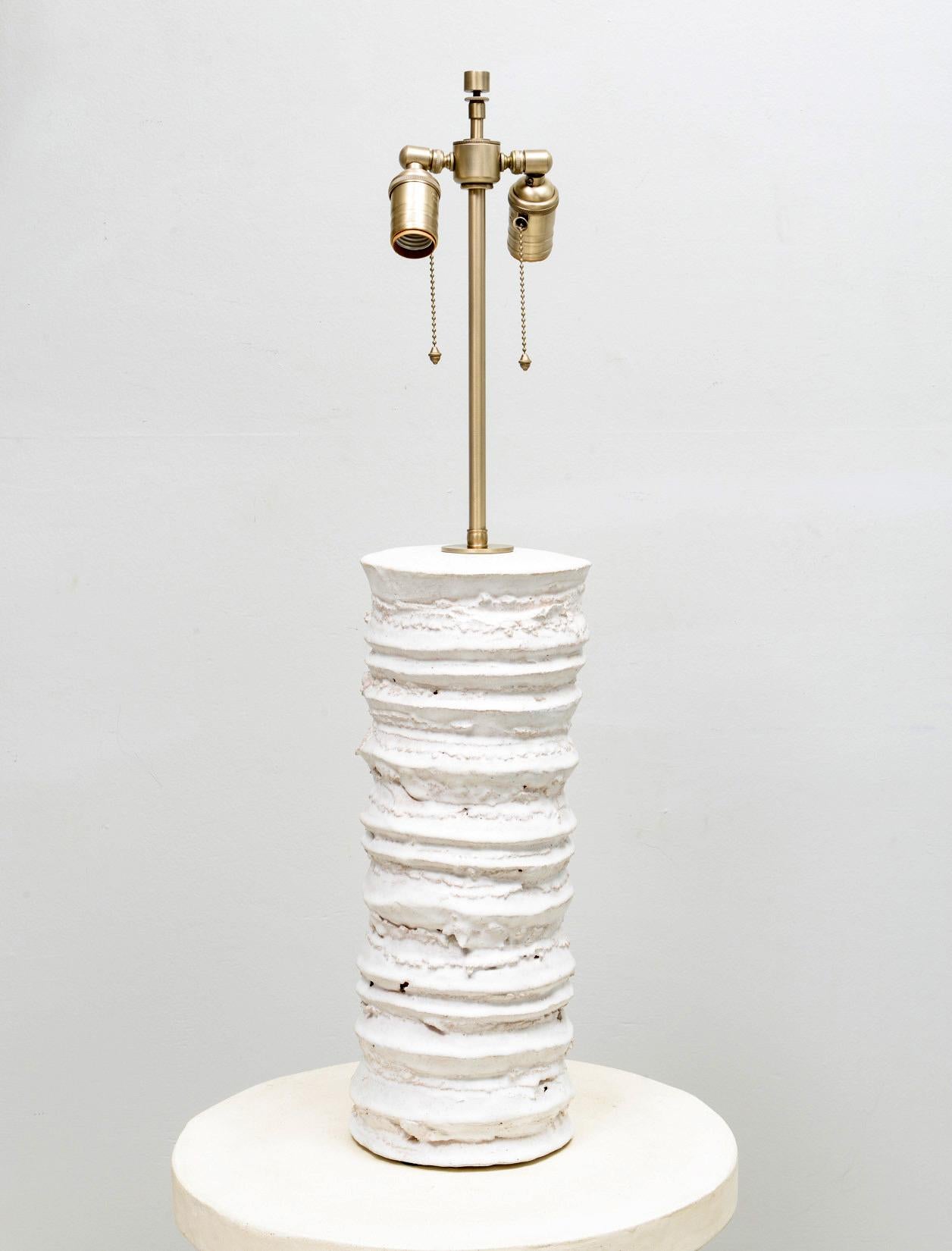 Moderno Coppia di lampade scultoree a fisarmonica in ceramica in vendita