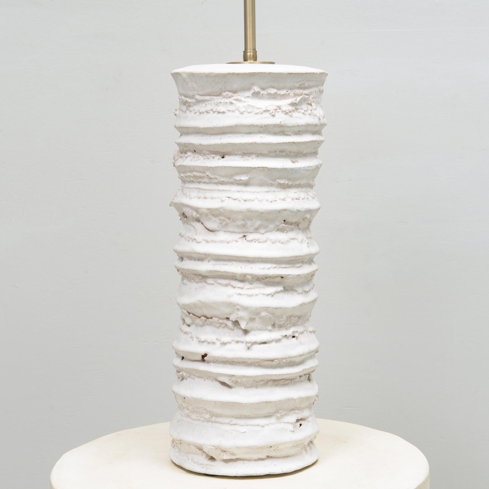 Coppia di lampade scultoree a fisarmonica in ceramica In condizioni Nuovo in vendita a New York, NY
