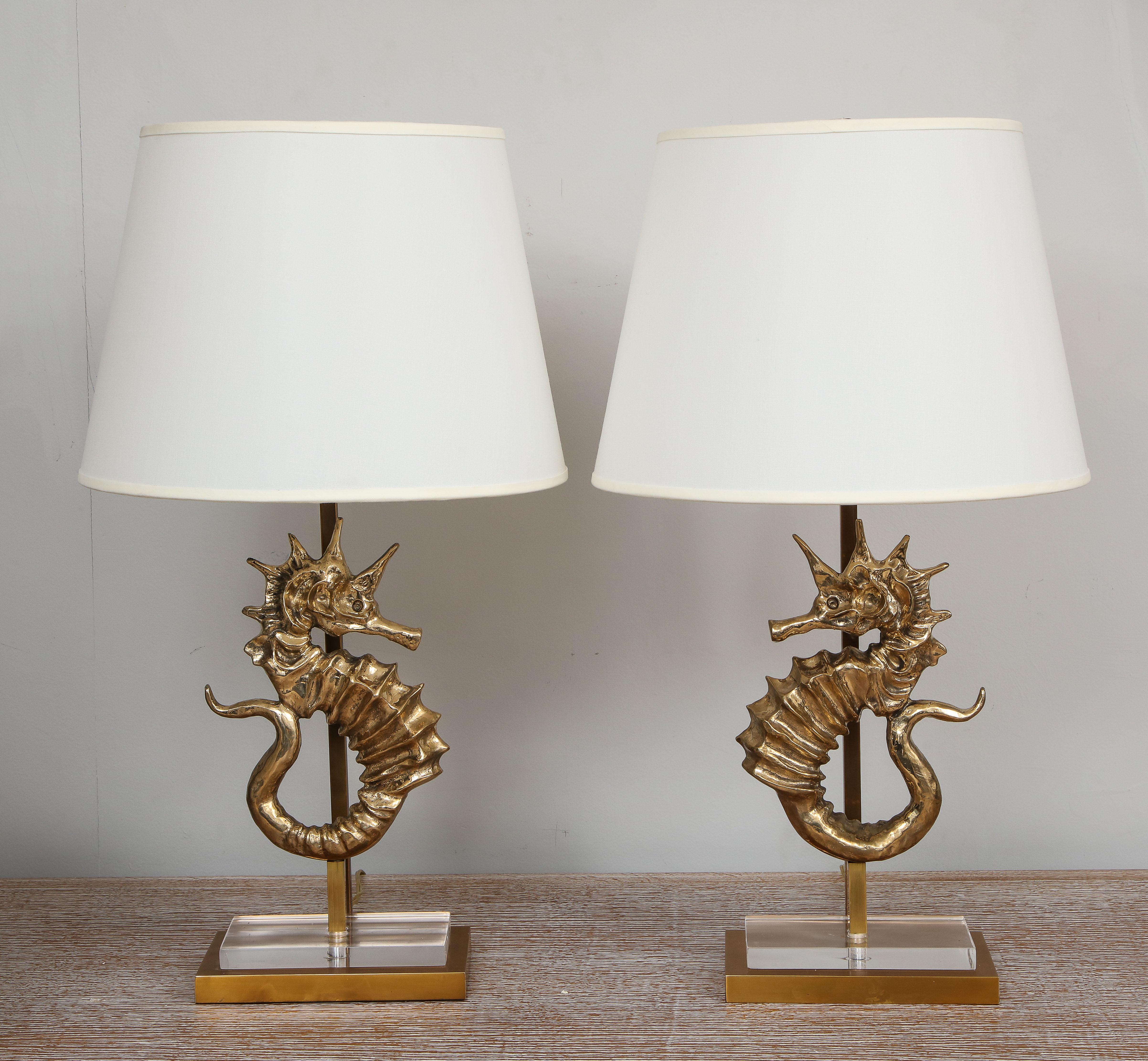 Paire de lampes de table en bronze en forme d'hippocampe sur mesure. 
Les abat-jour ne sont pas inclus.
Veuillez noter que ces lampes sont personnalisables.
Le délai d'exécution est de 8 à 10 semaines.
Une paire de lampes est actuellement