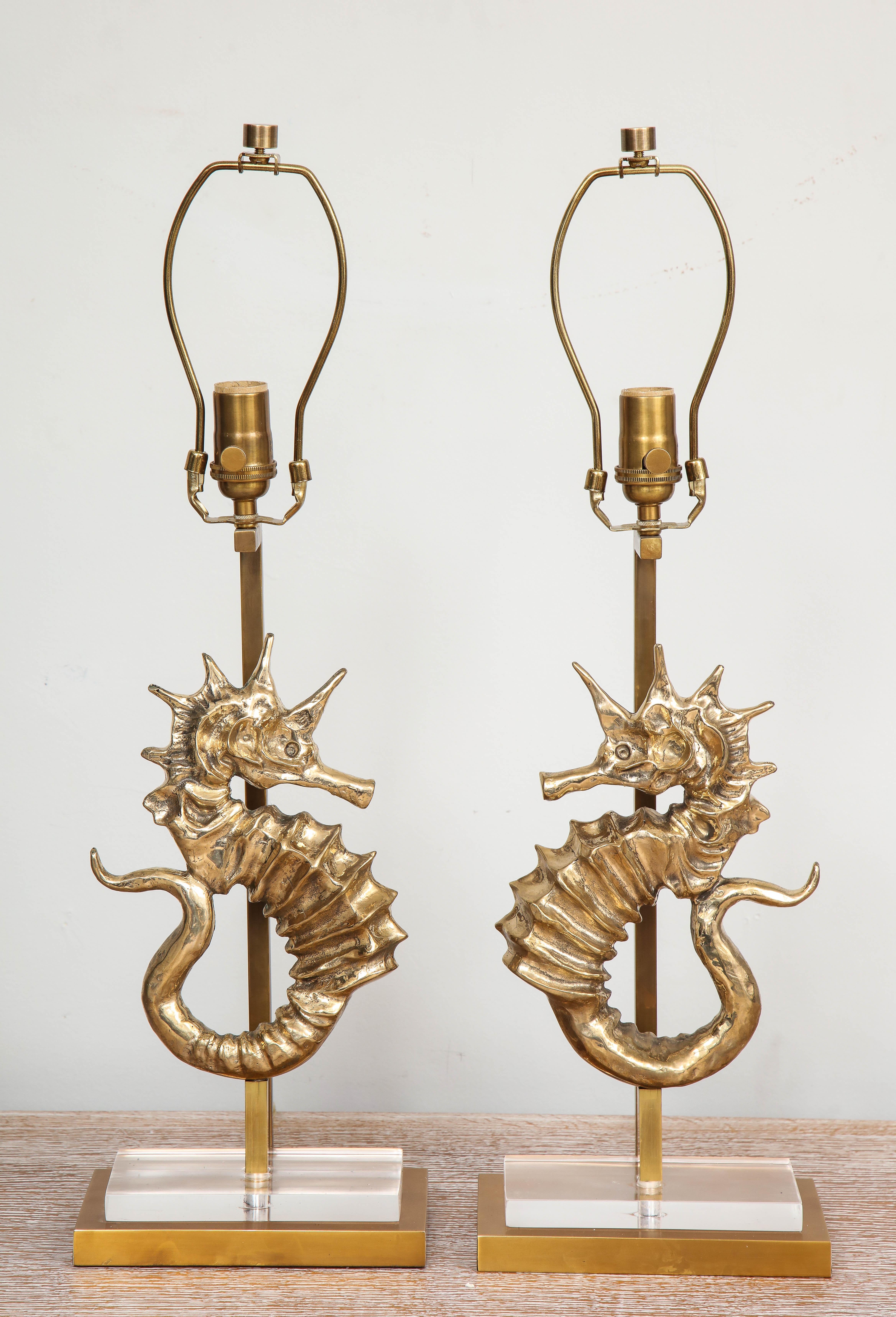 Moderne Paire de lampes de table en bronze en forme d'hippocampe sur mesure en vente
